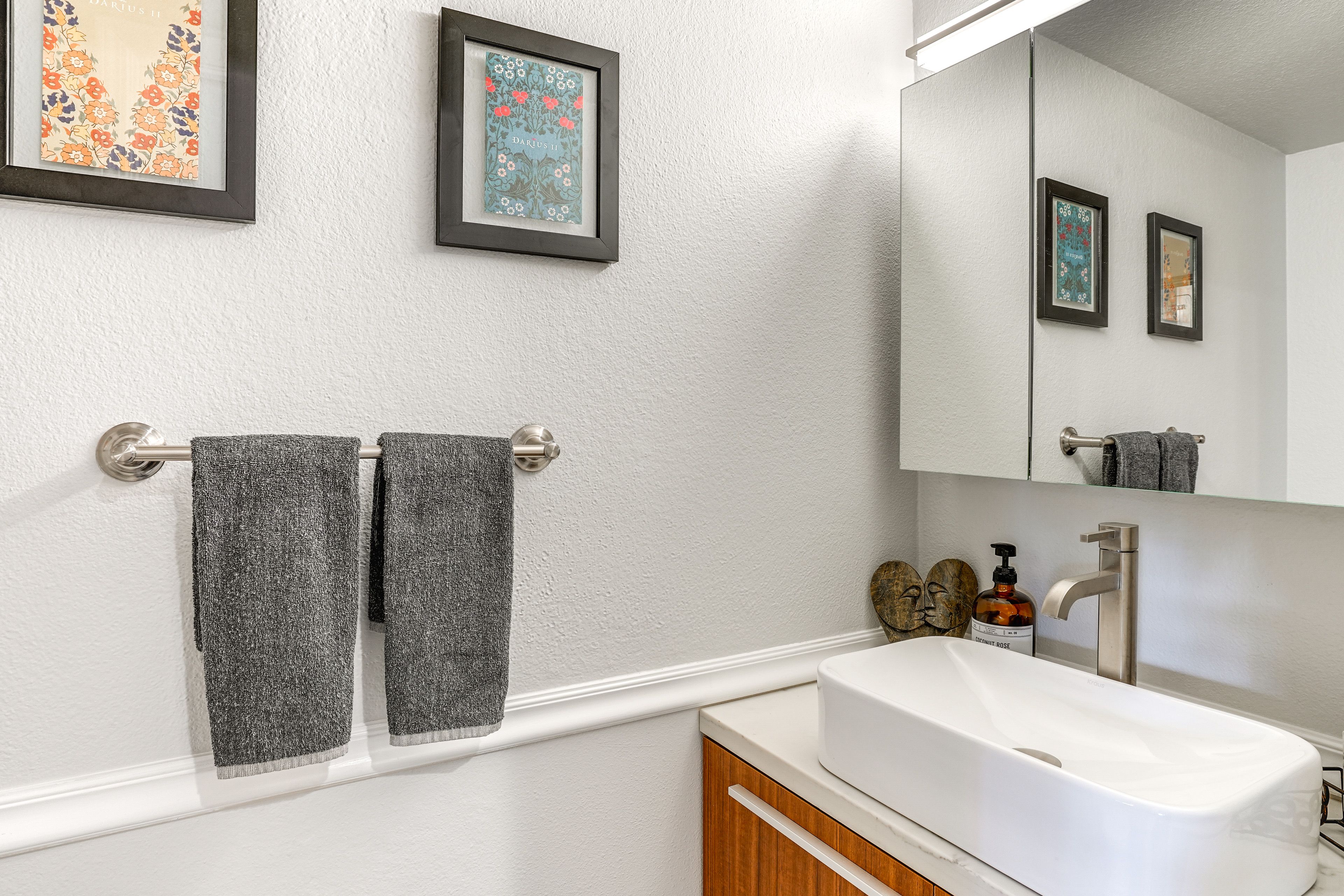 Half Bathroom | 1st Floor | Towels Provided