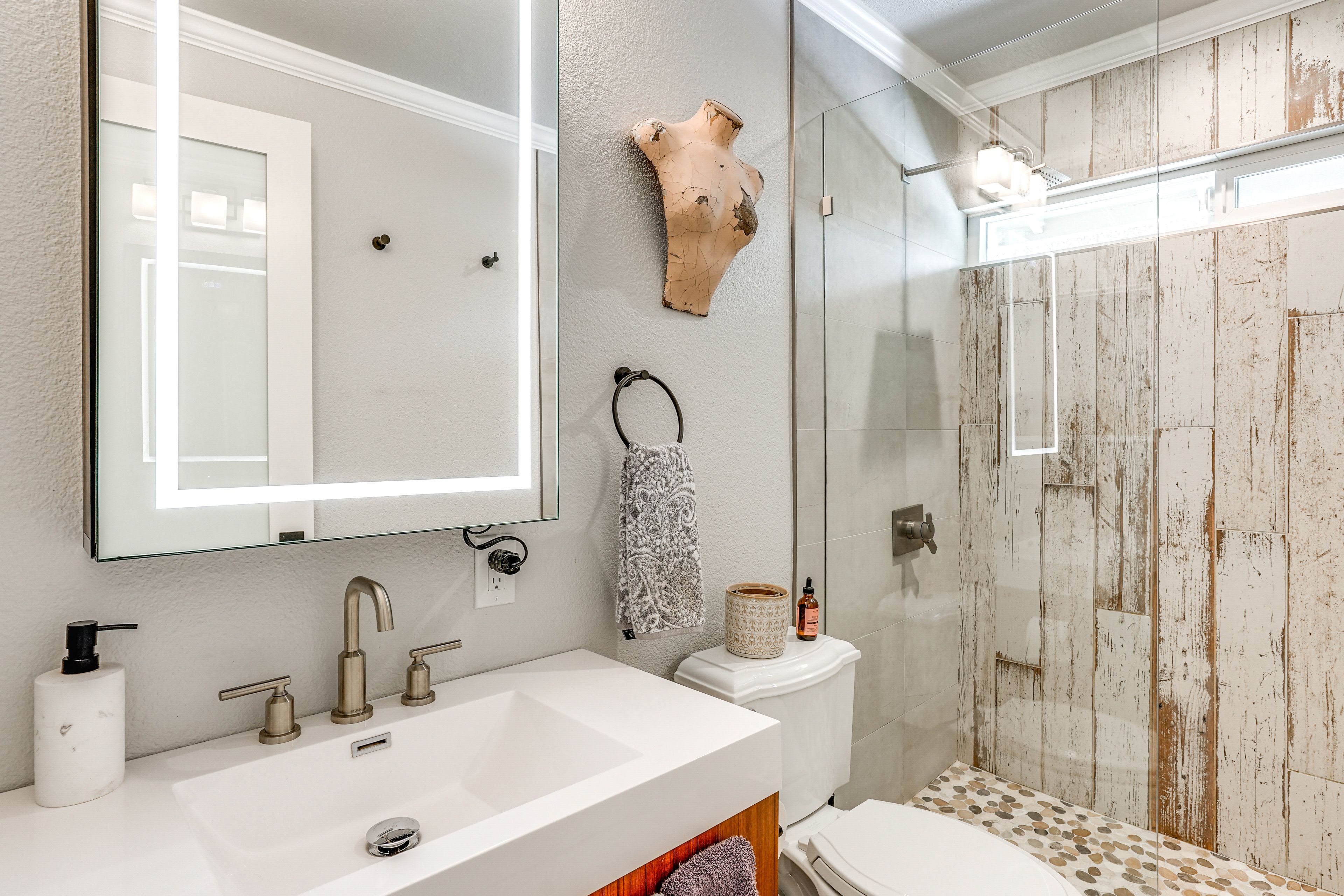 Full Bathroom | 2nd Floor | Complimentary Toiletries