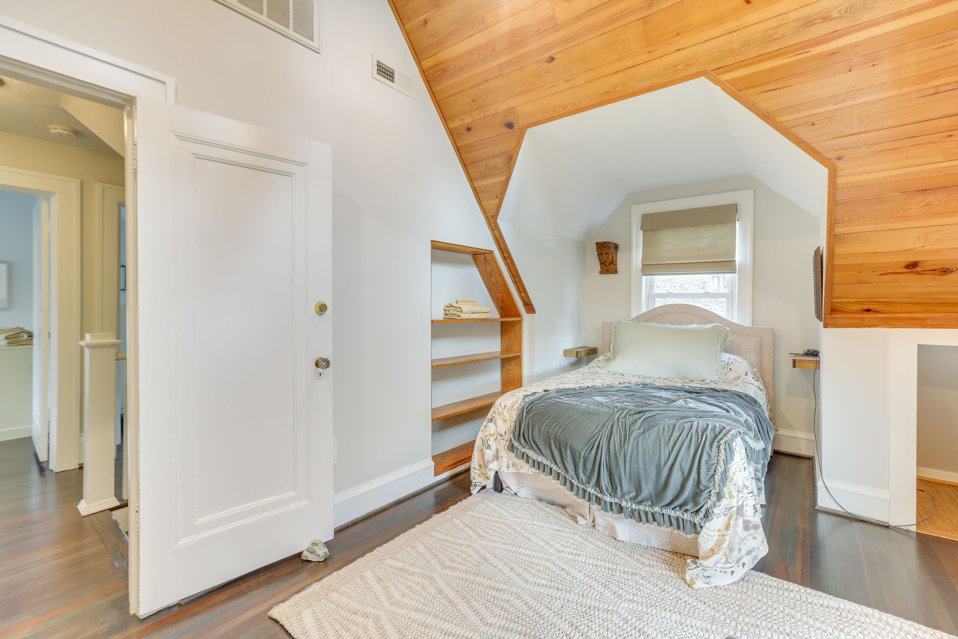 Bedroom 1 | Full Bed | 2nd Floor | Linens Provided