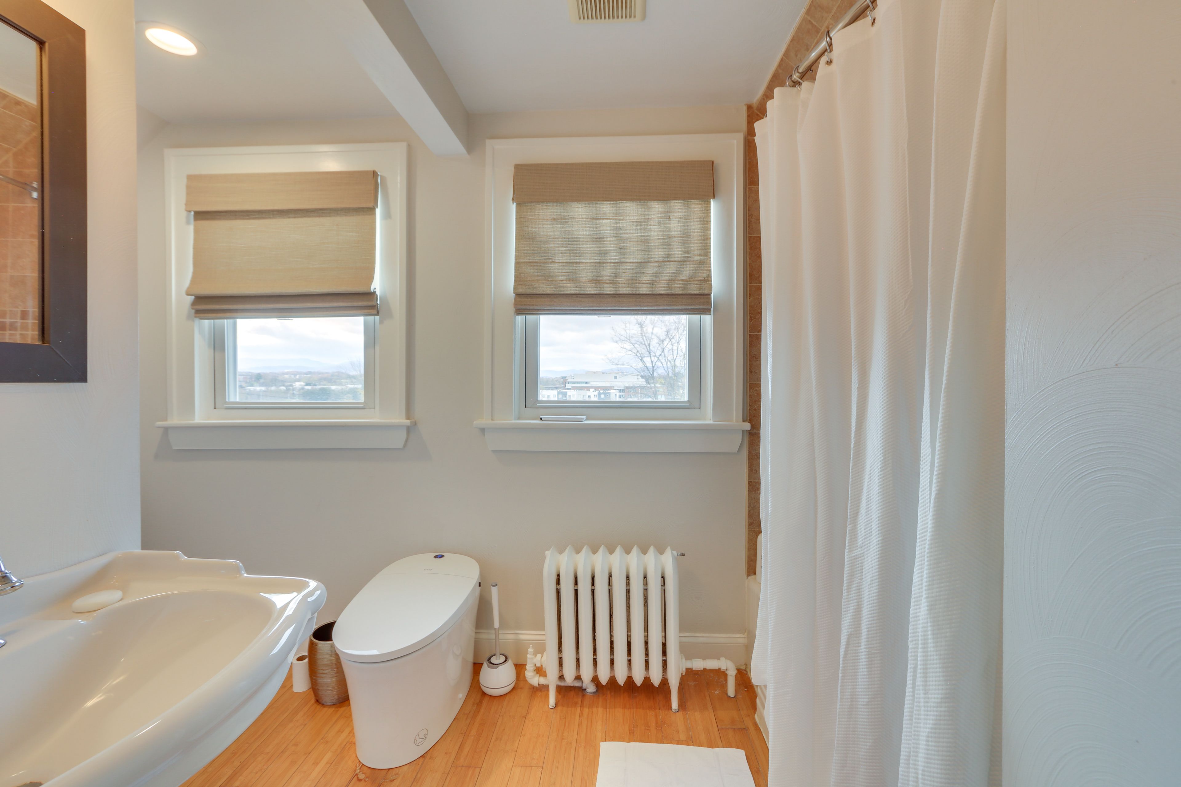 Full Bathroom | 2nd Floor | Towels Provided