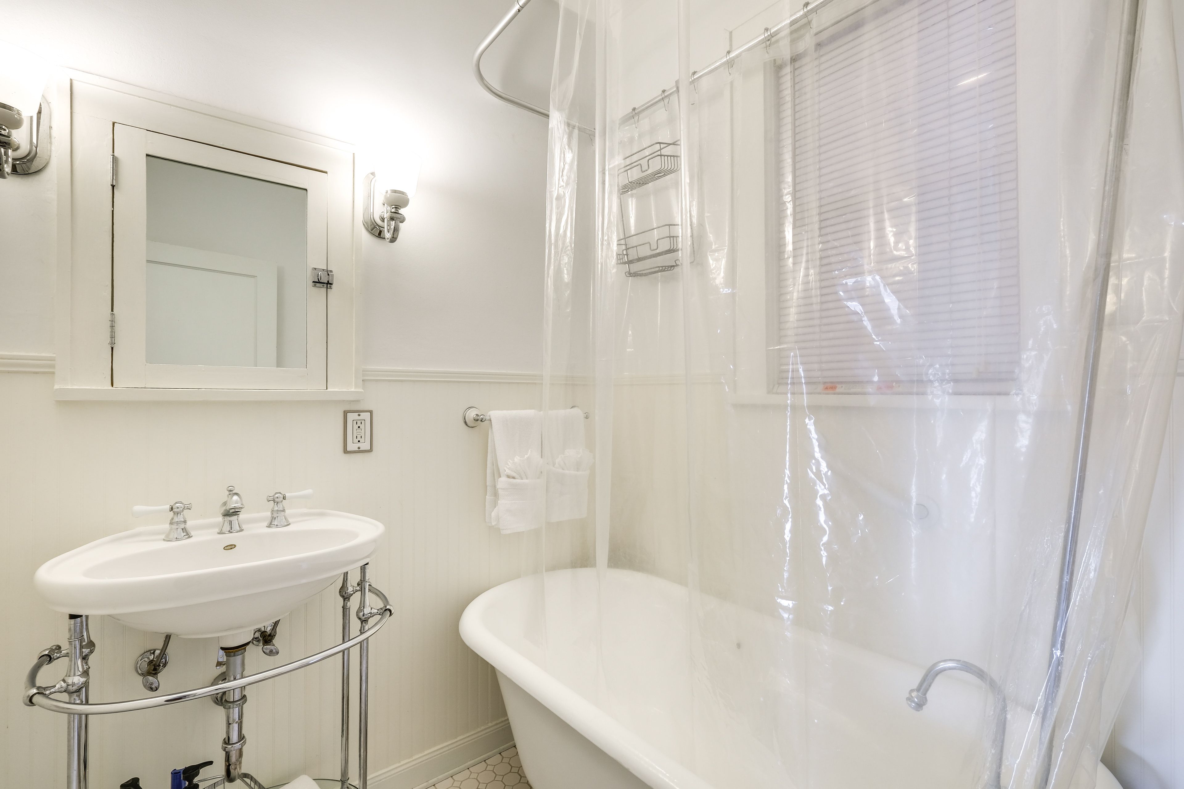 Full Bathroom | Towels Provided