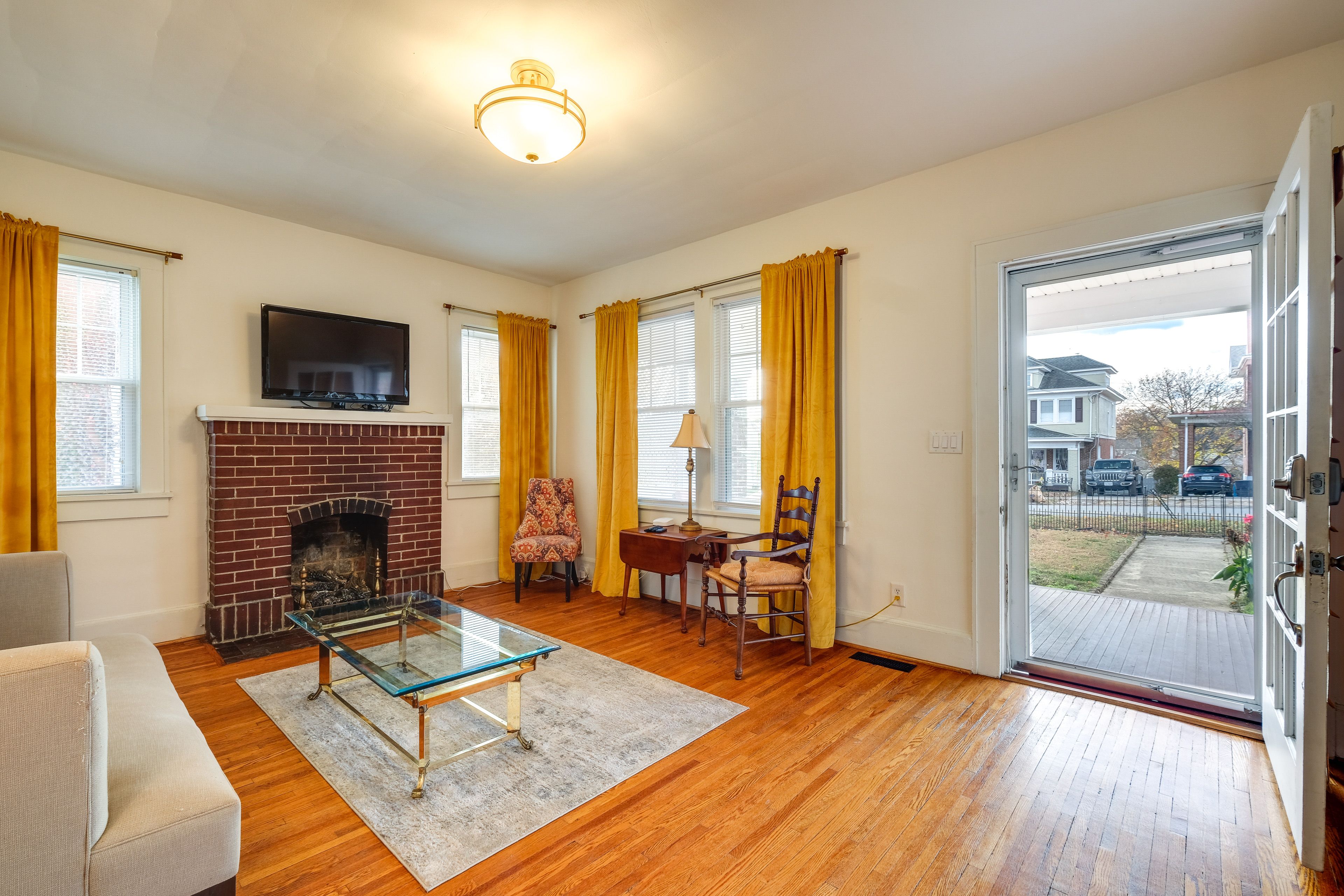 Living Room | Flat-Screen TV | Central Heating & A/C | Free WiFi