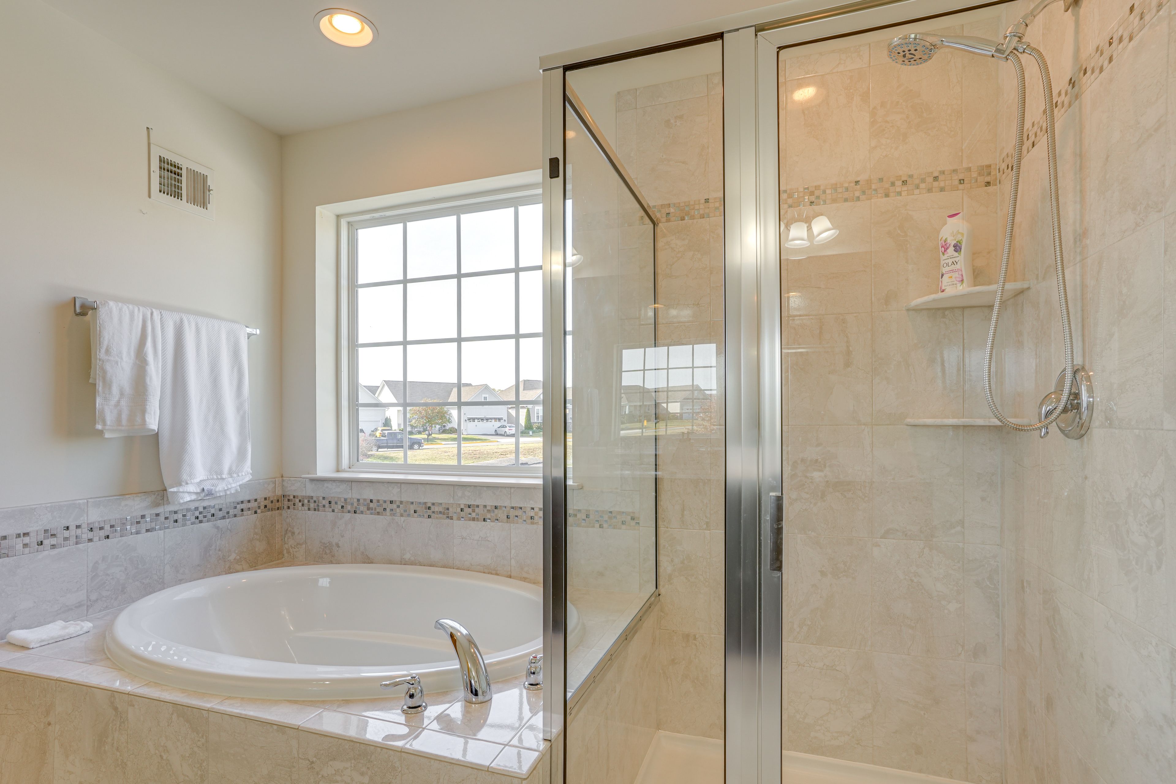 Full Bathroom | 2nd Floor | Towels Provided