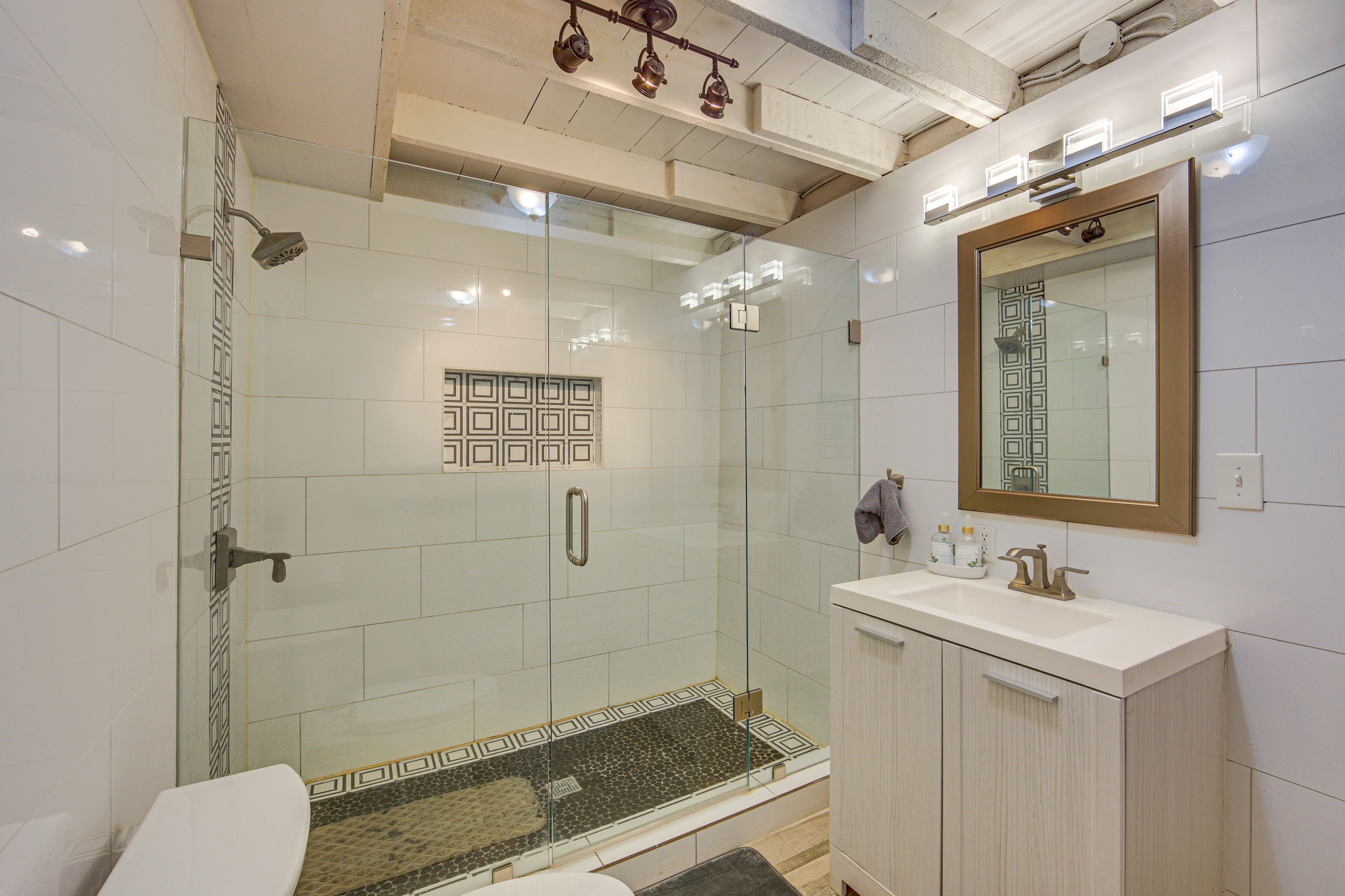 Full Bathroom | 2nd Floor