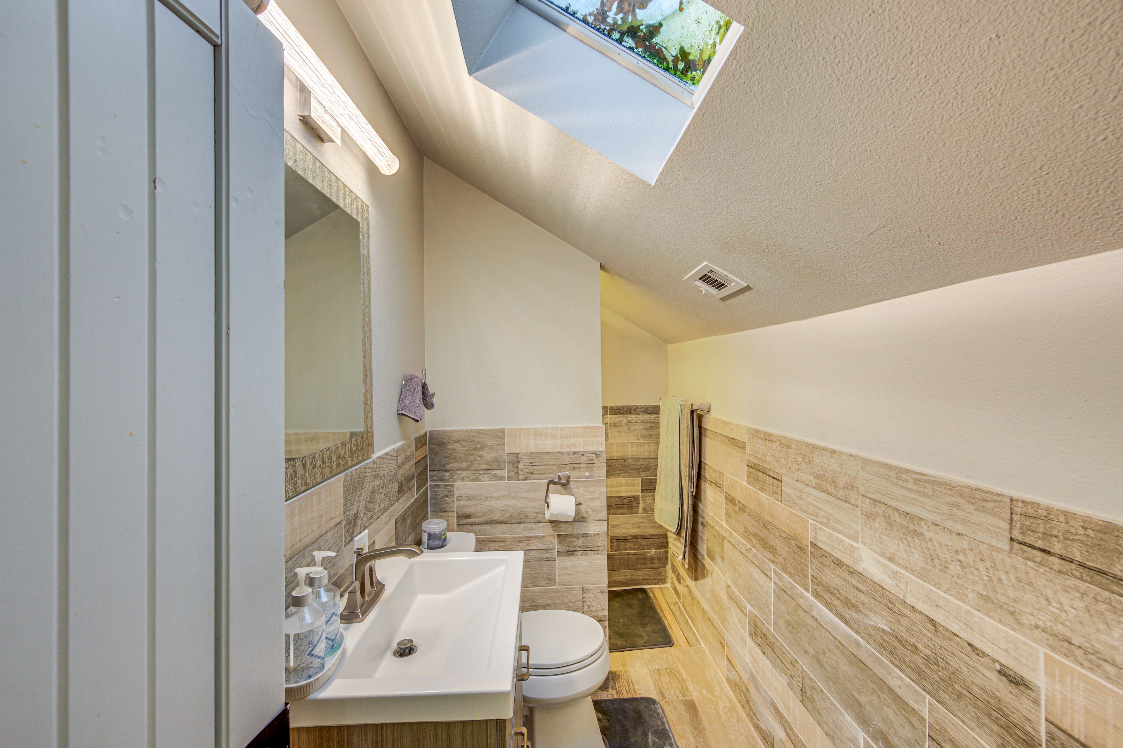 Full Bathroom | 3rd Floor