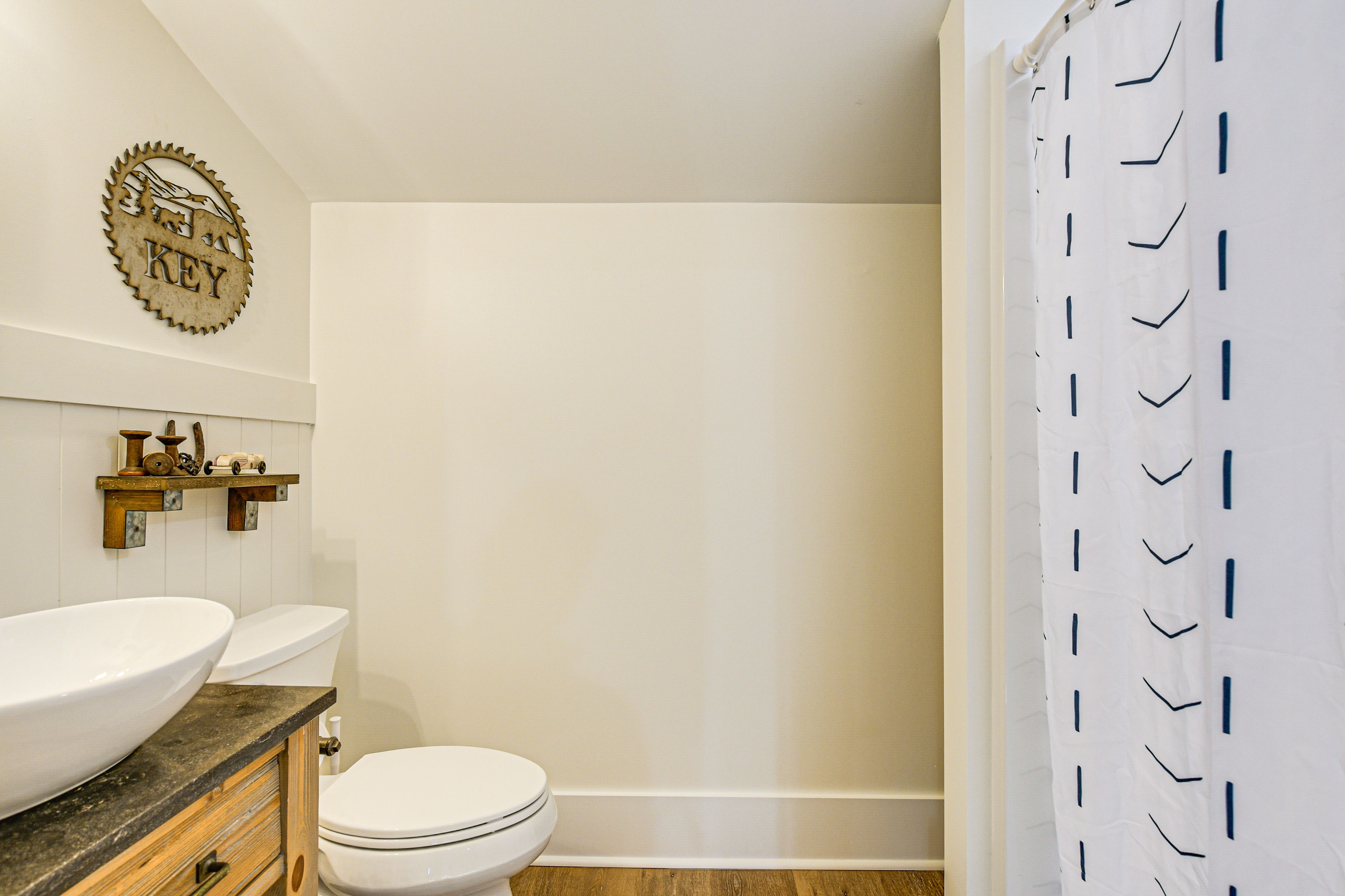 Full Bathroom | 2nd Floor