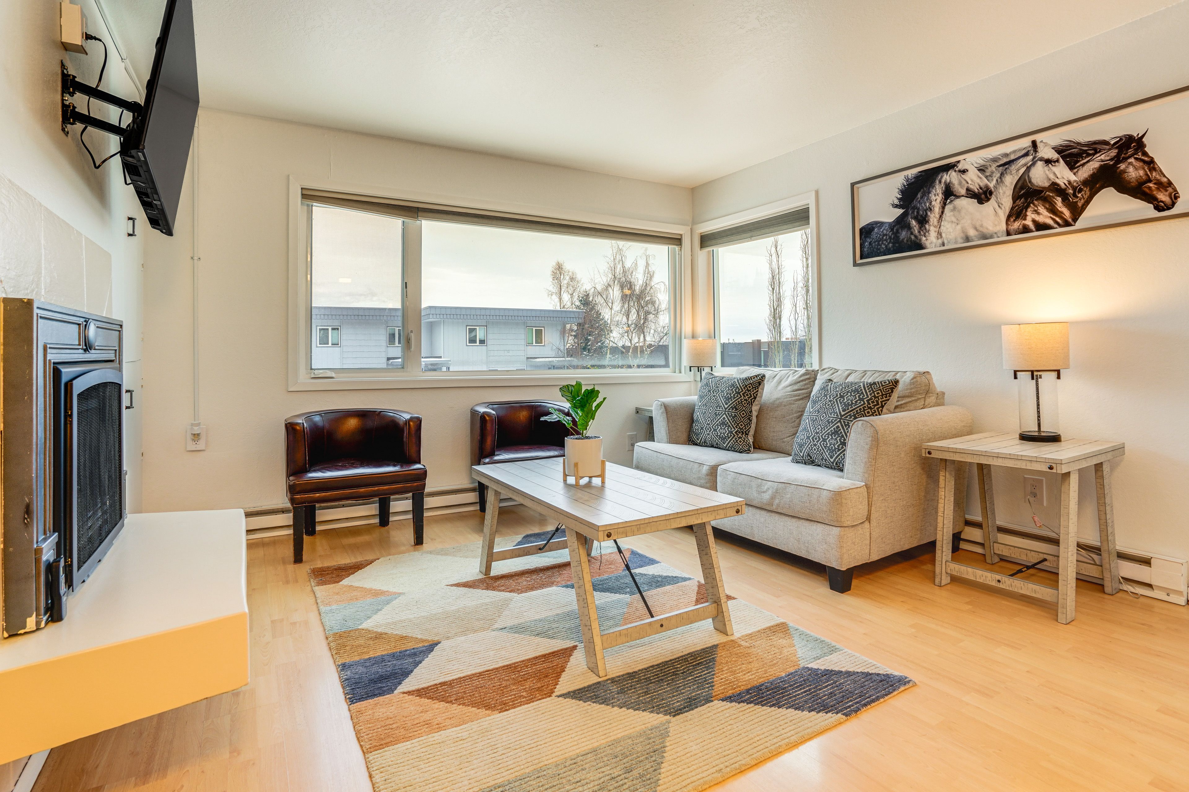 Living Room | Free WiFi | Smart TV | Gas Fireplace