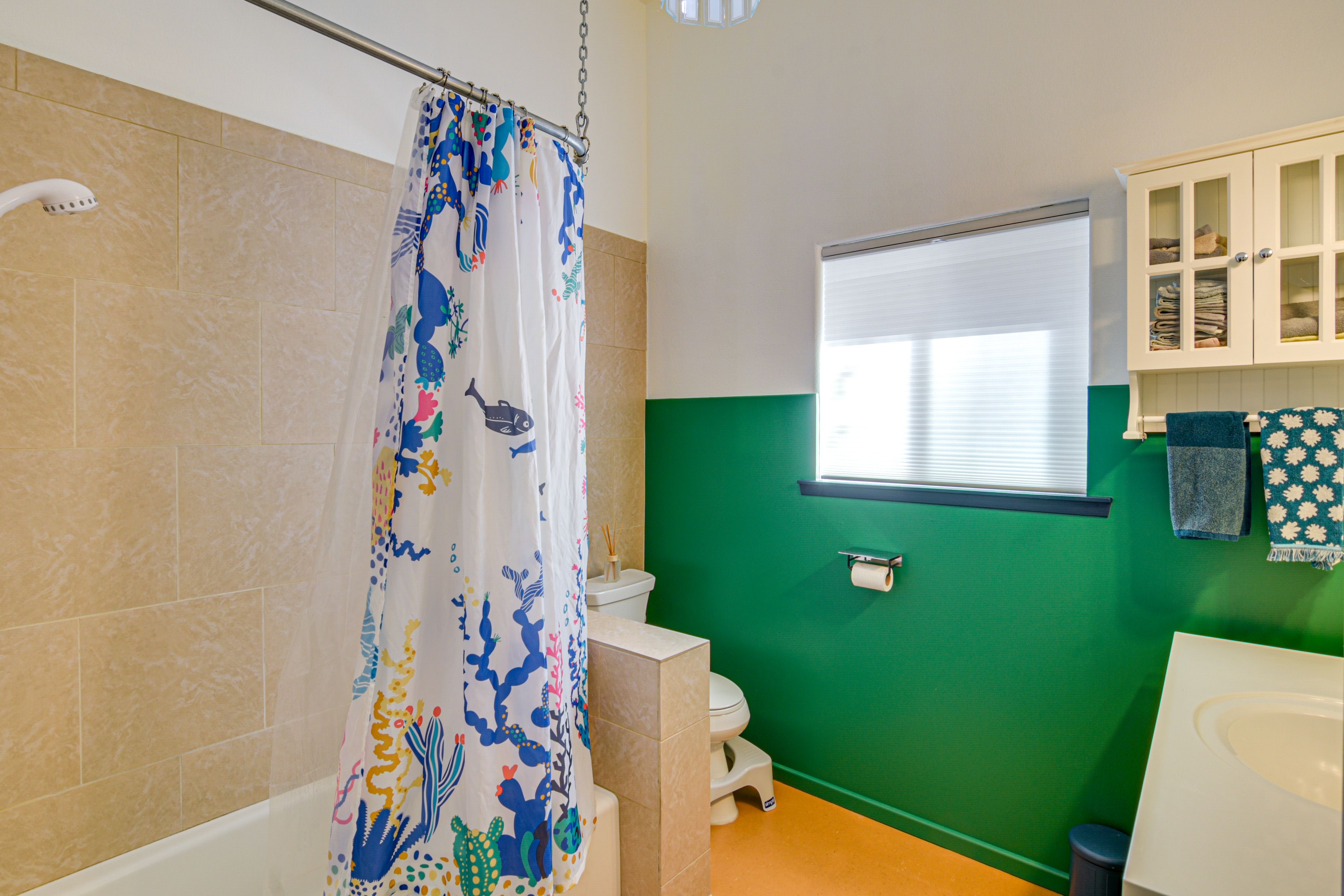 Full Bathroom | Towels Provided | Complimentary Toiletries