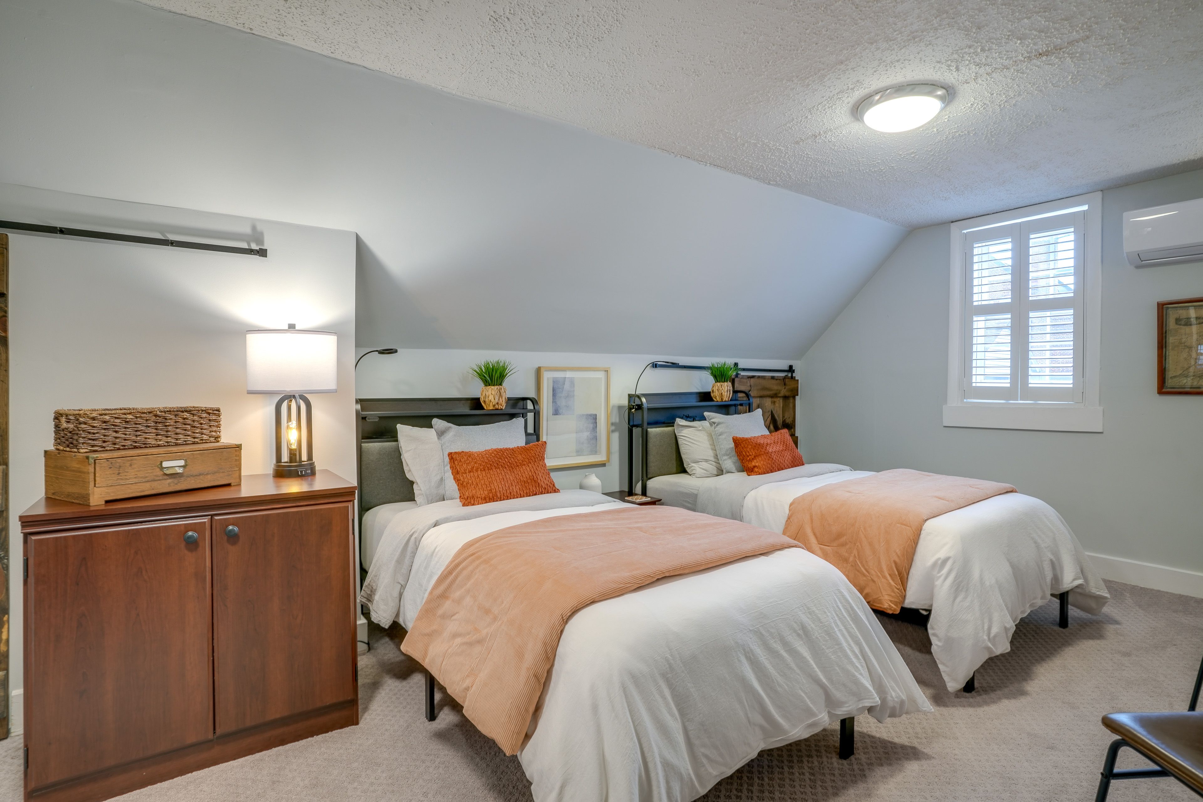 Bedroom 2 | 2nd Floor | 2 Twin Beds (Convertible to 1 King Bed)