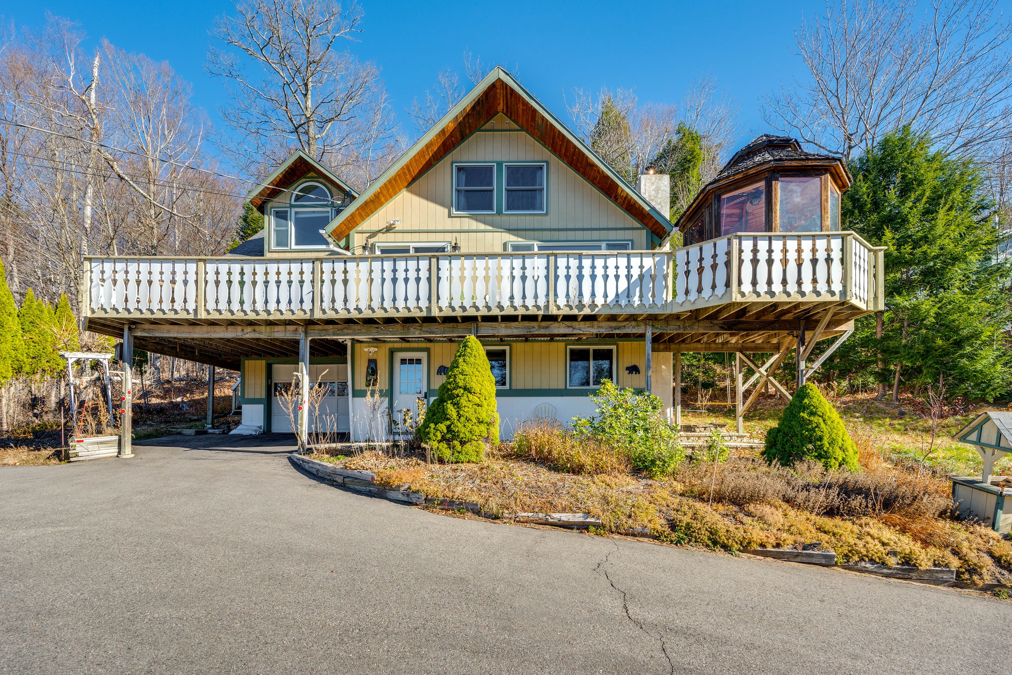 Bartlett Vacation Rental | 3BR | 2.5BA | Stairs Required | 2,340 Sq Ft