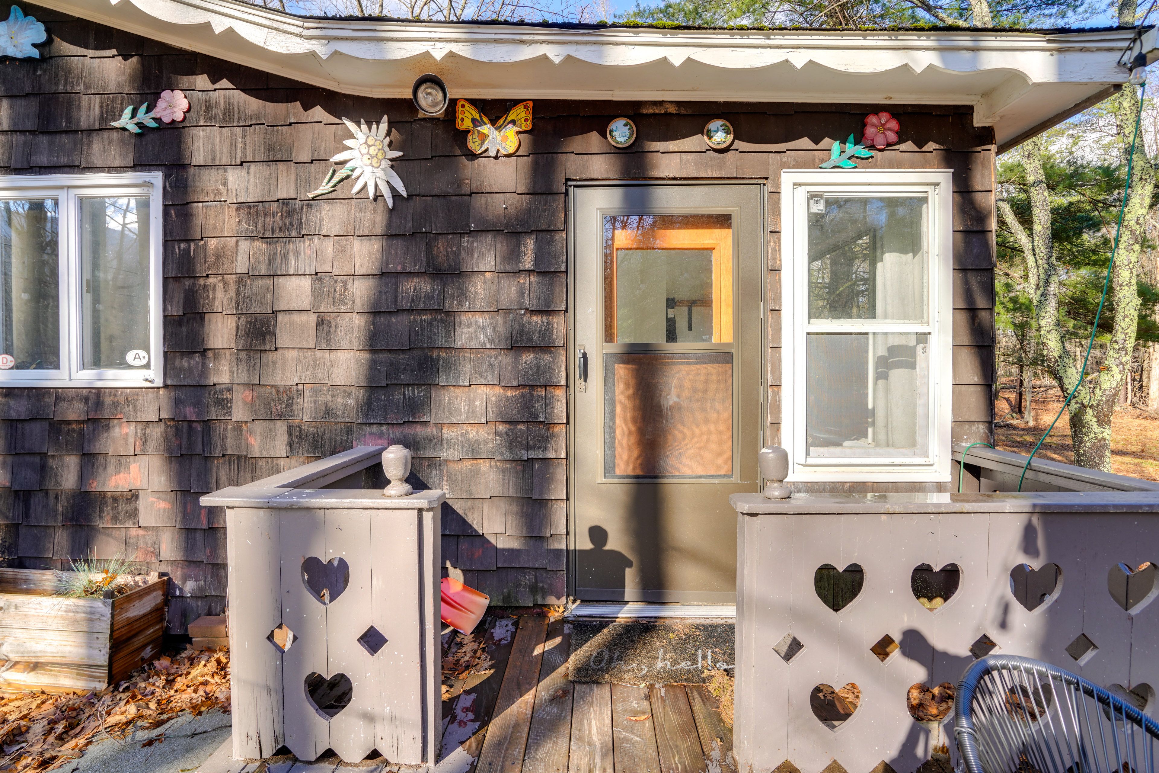 Cabin Exterior | Parking | Driveway (2 Vehicles)