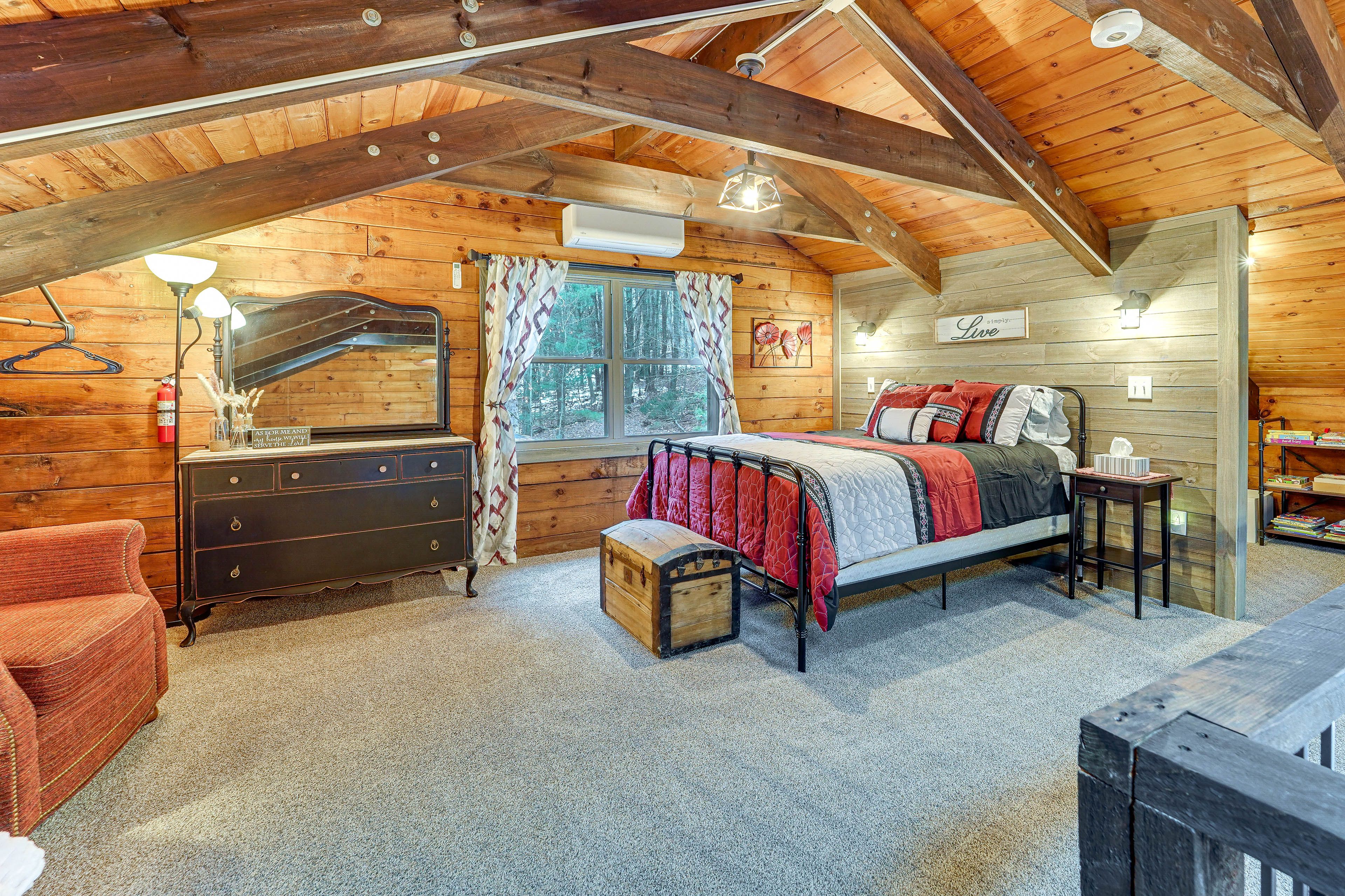 Bedroom 2 (Loft) | Queen Bed | Board Games | Books | Upper Level