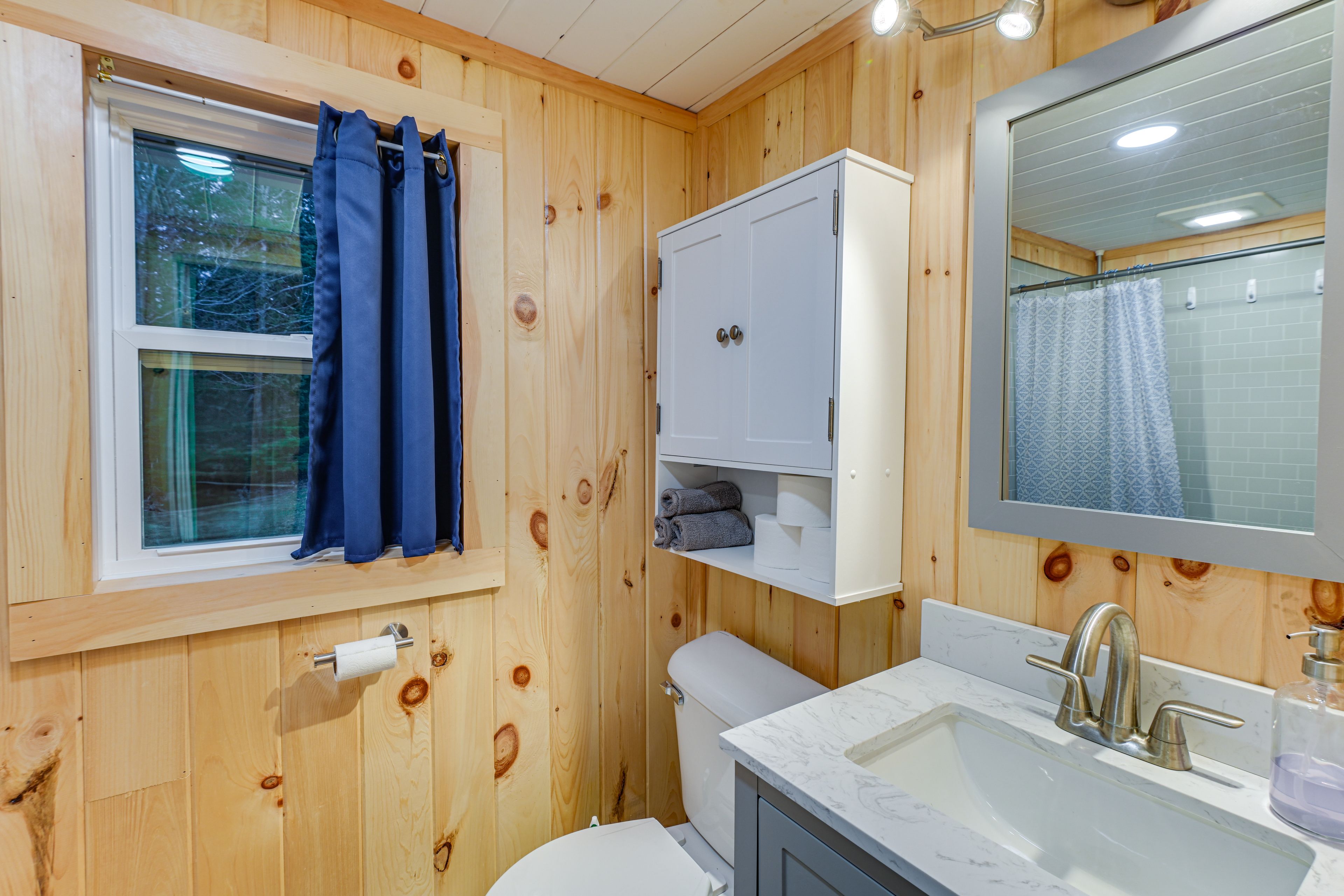 Full Bathroom | Towels Provided
