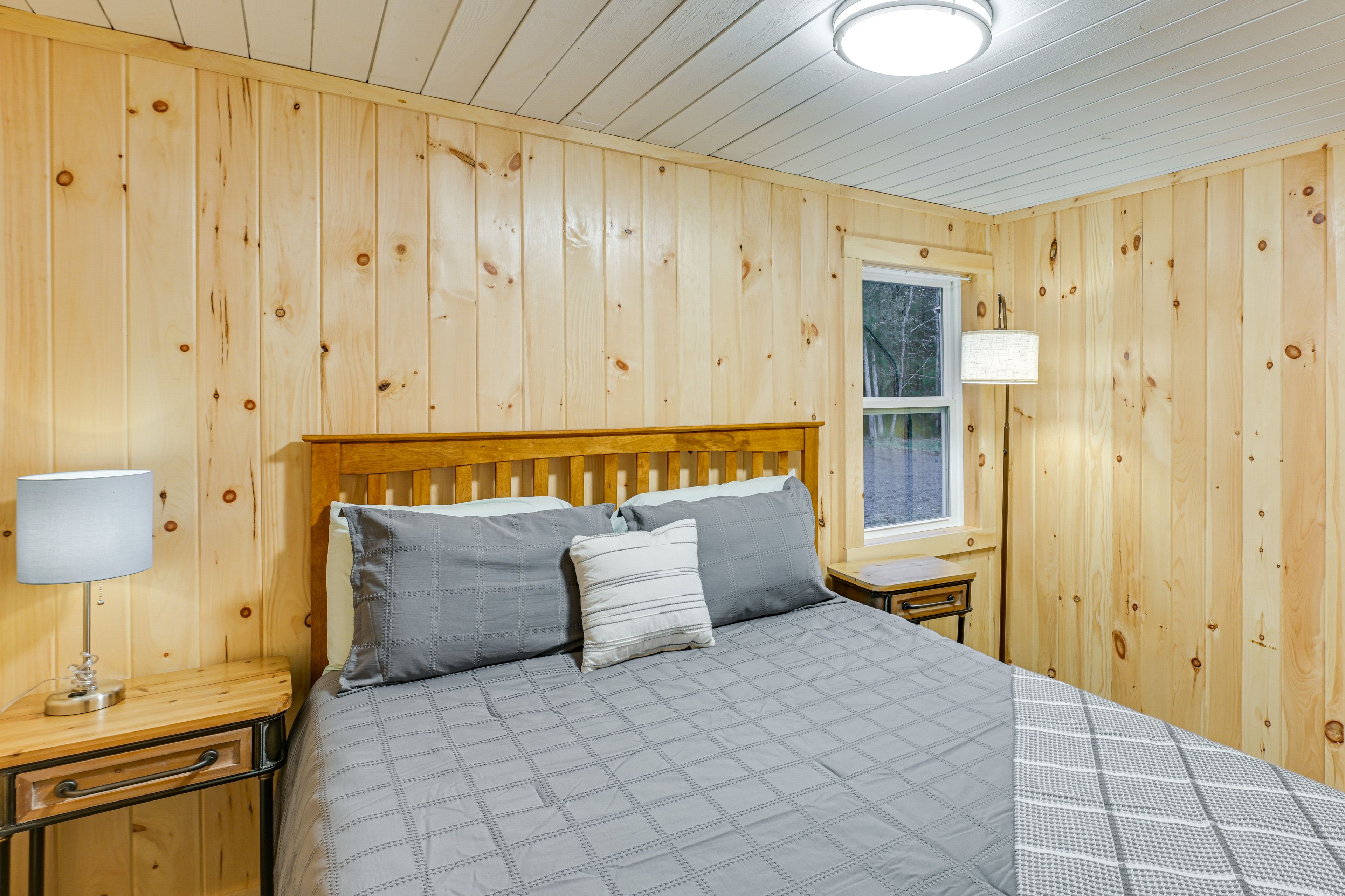 Bedroom 2 | Queen Bed