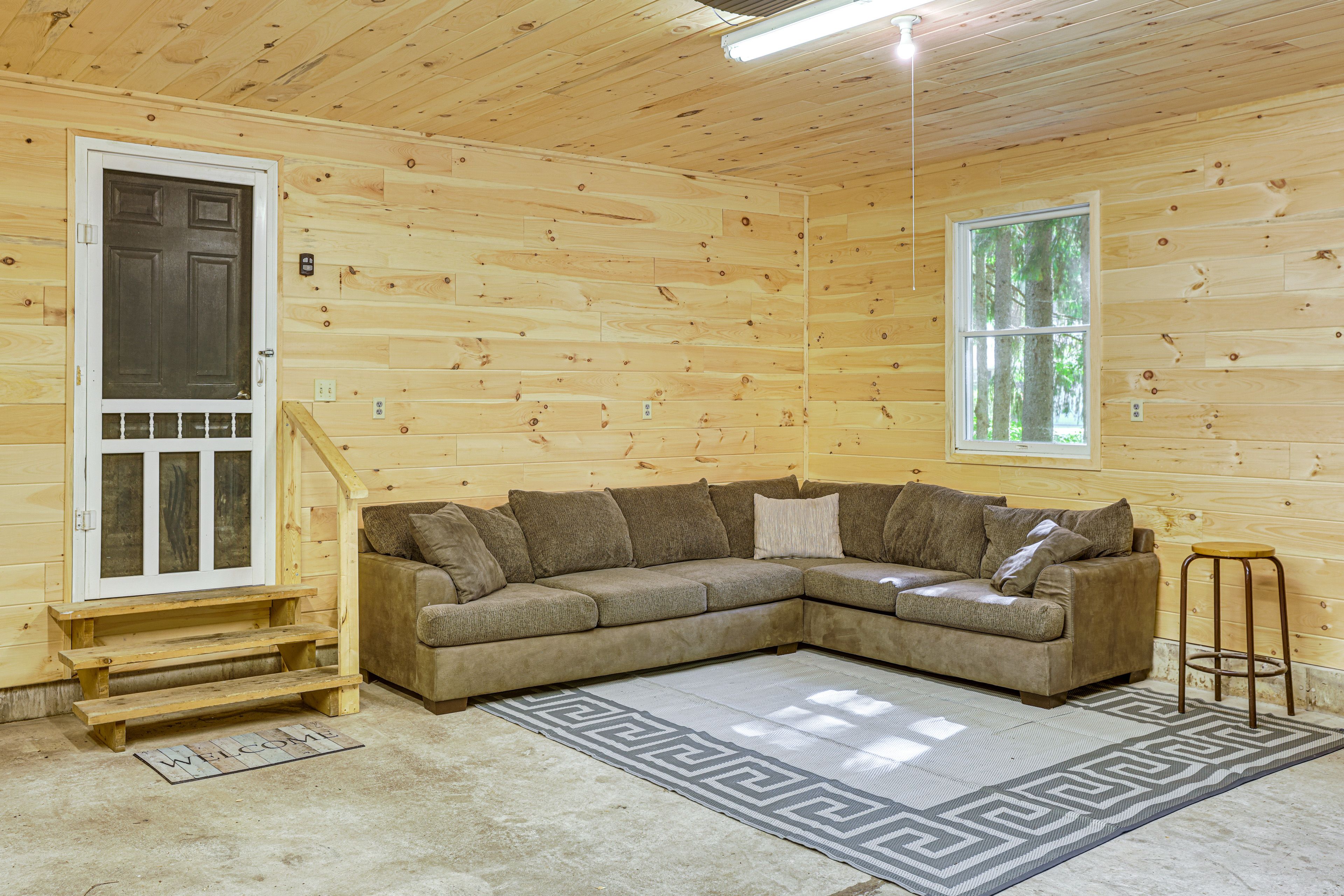 Garage | Lounge Area | Putting Green | Golf Net