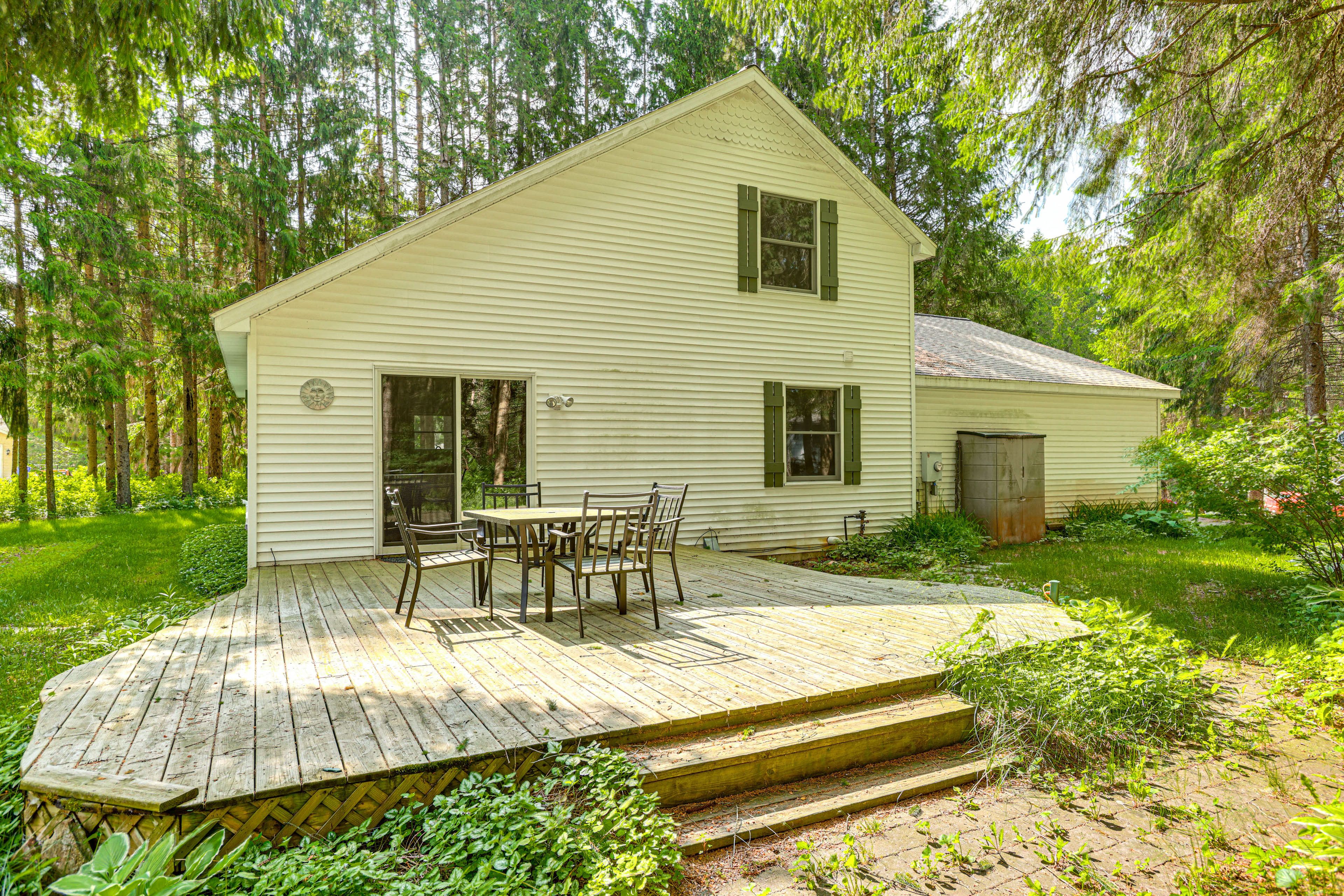 Exterior | Deck | Outdoor Dining | Private Yard