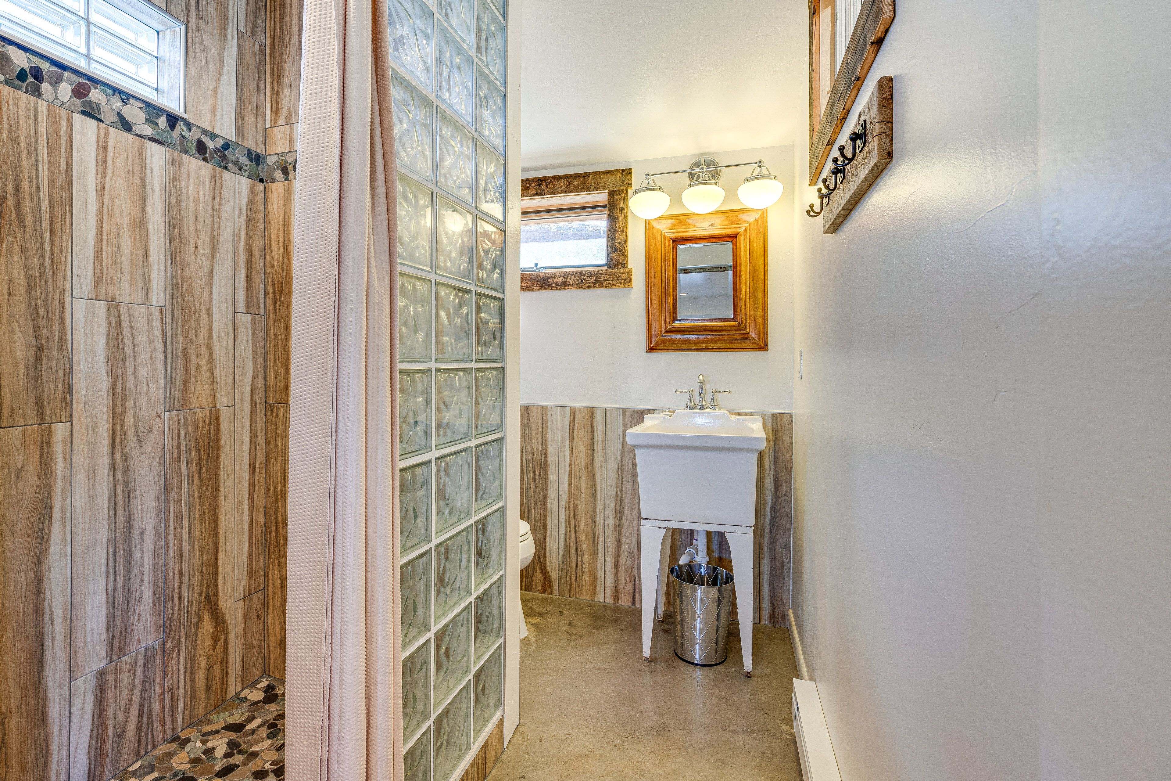 Full Bathroom | 1st Floor | Towels Provided