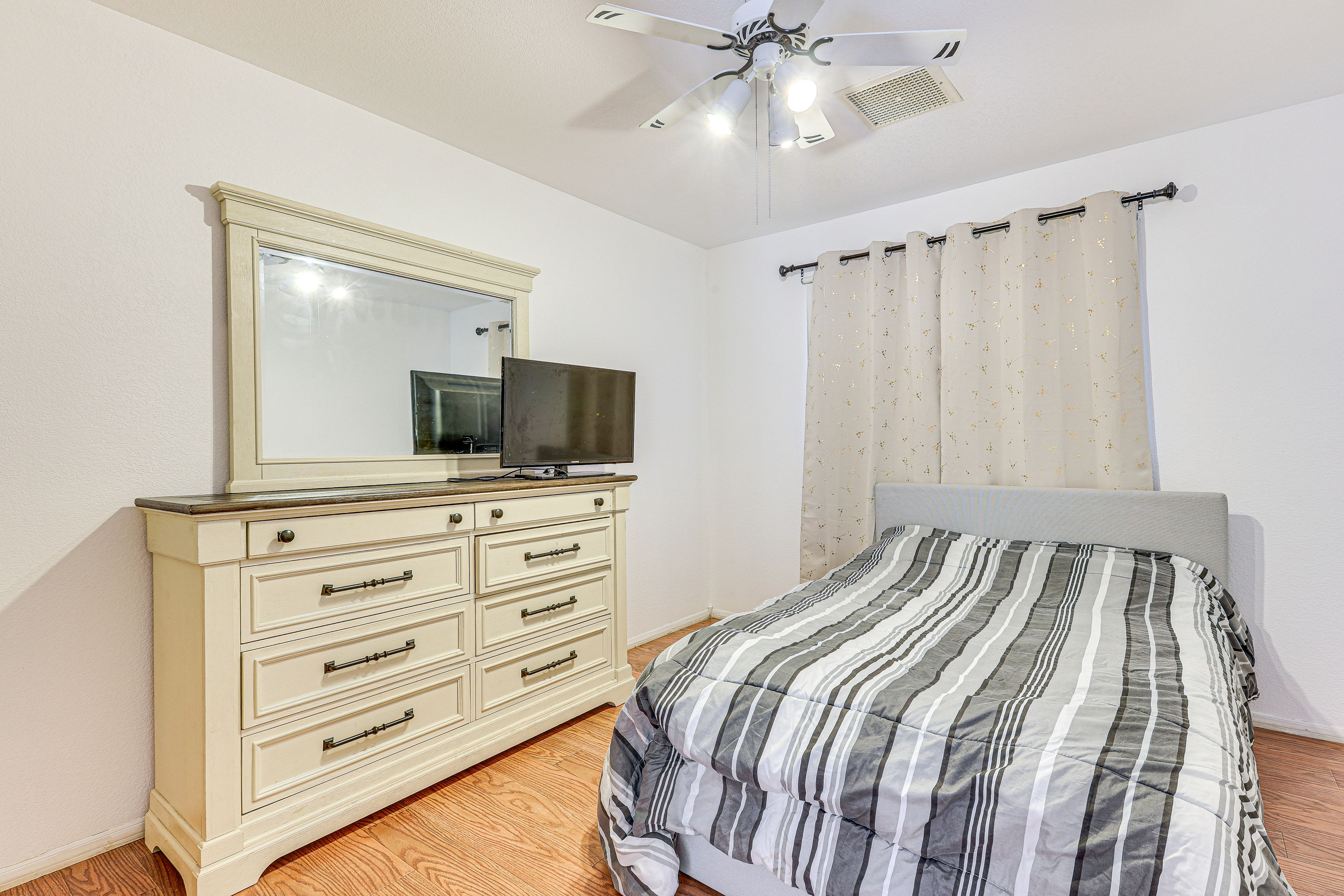 Bedroom 2 | Queen Bed | Smart TV