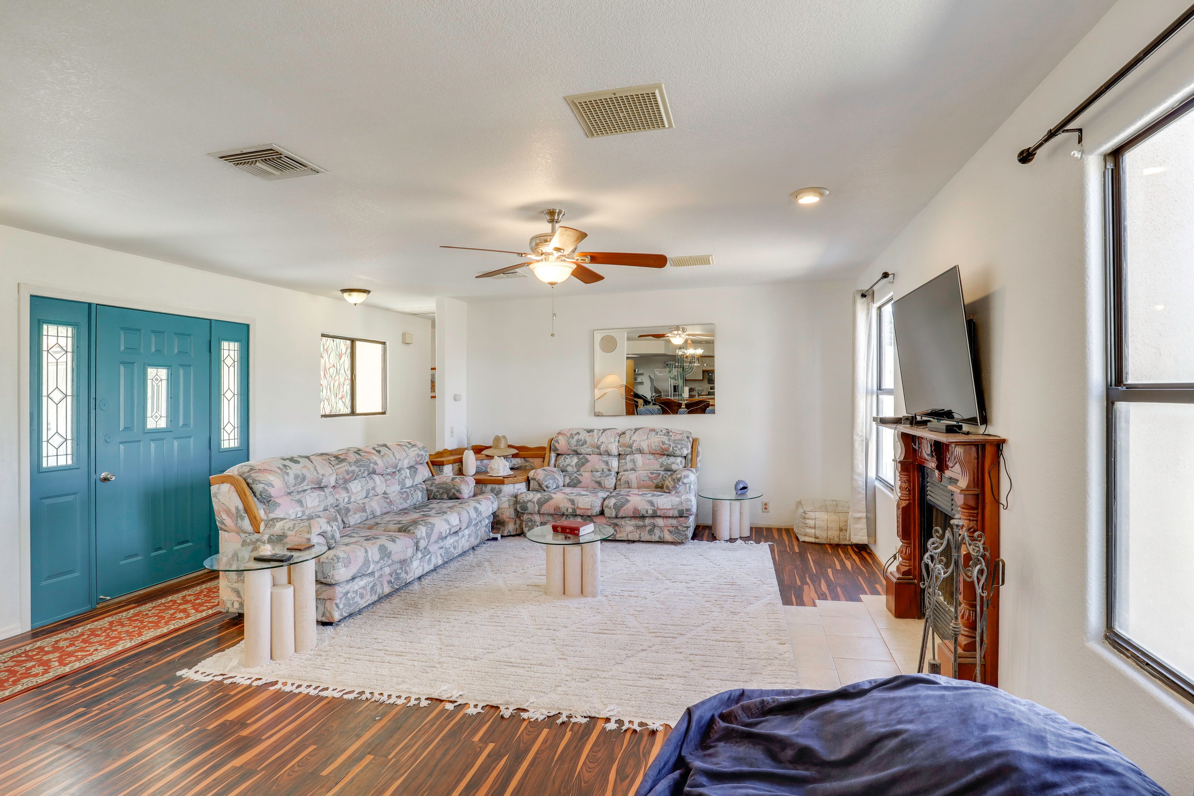 Living Room | Sleeper Sofa | Smart TV | Fireplace (Decorative Only) | Free WiFi