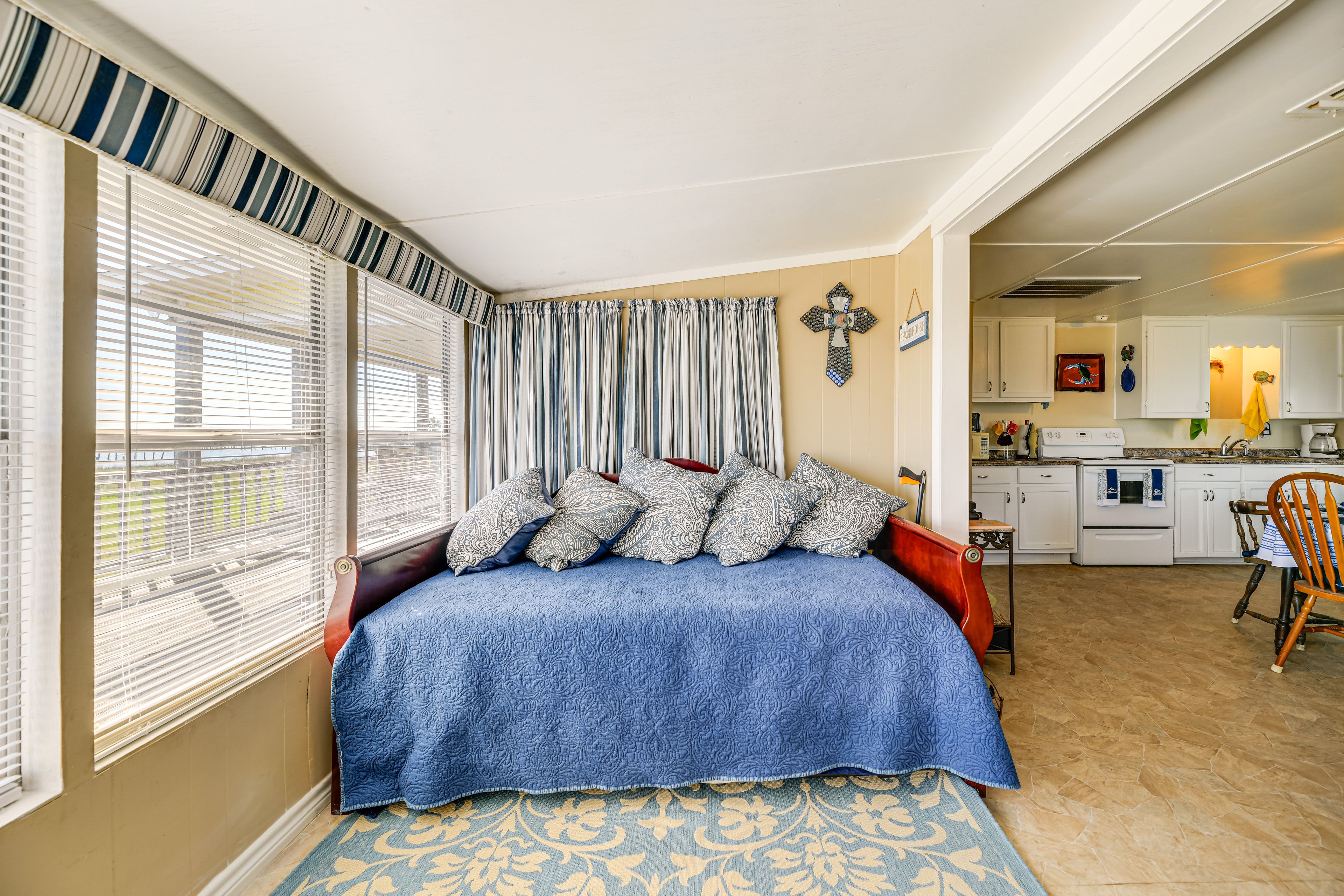 Living Room | Twin Daybed w/ Twin Trundle