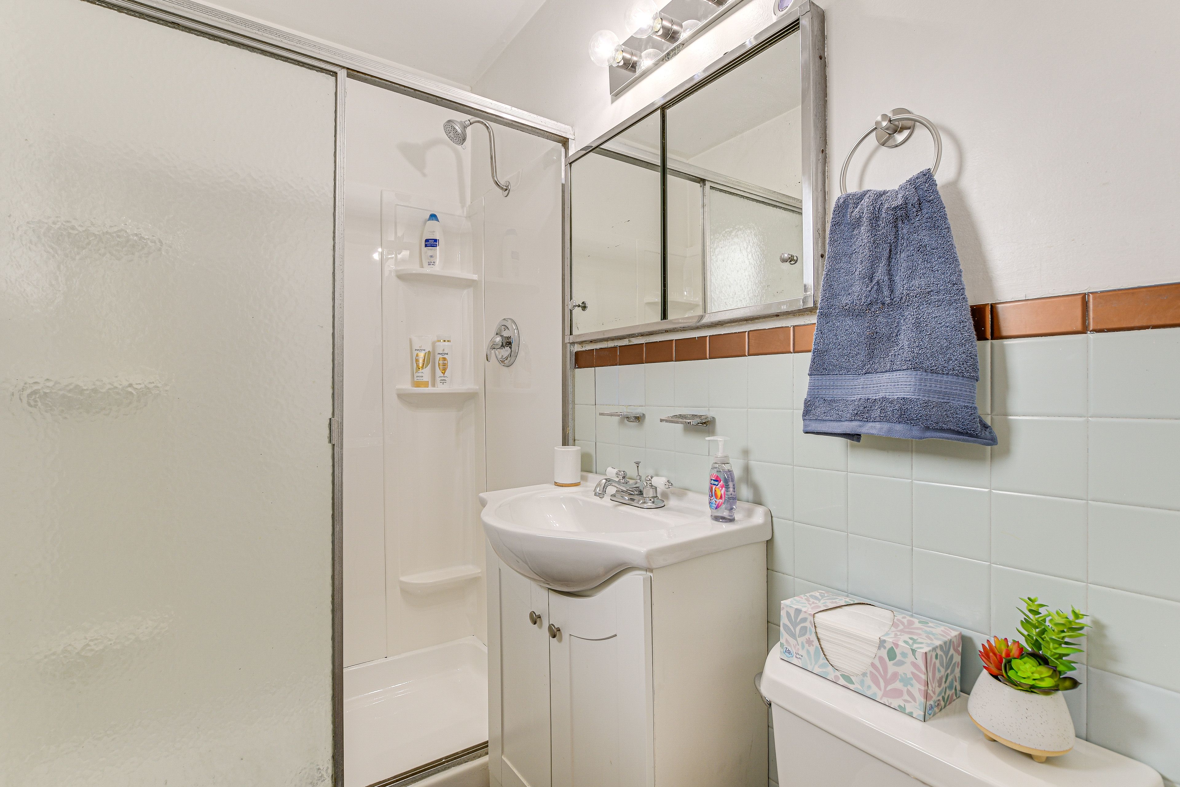 Full Bathroom | Towels Provided
