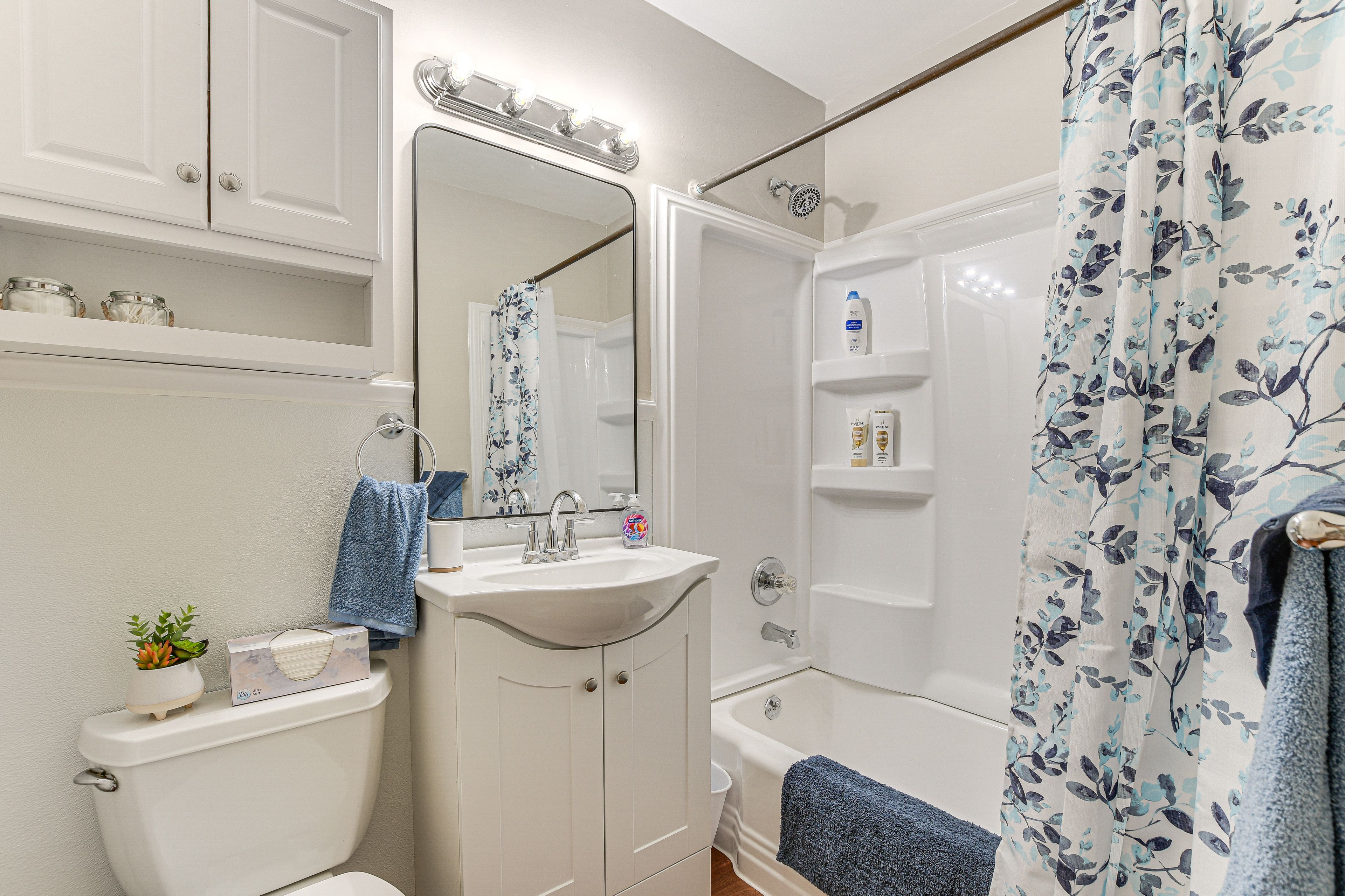 Full Bathroom | Towels Provided