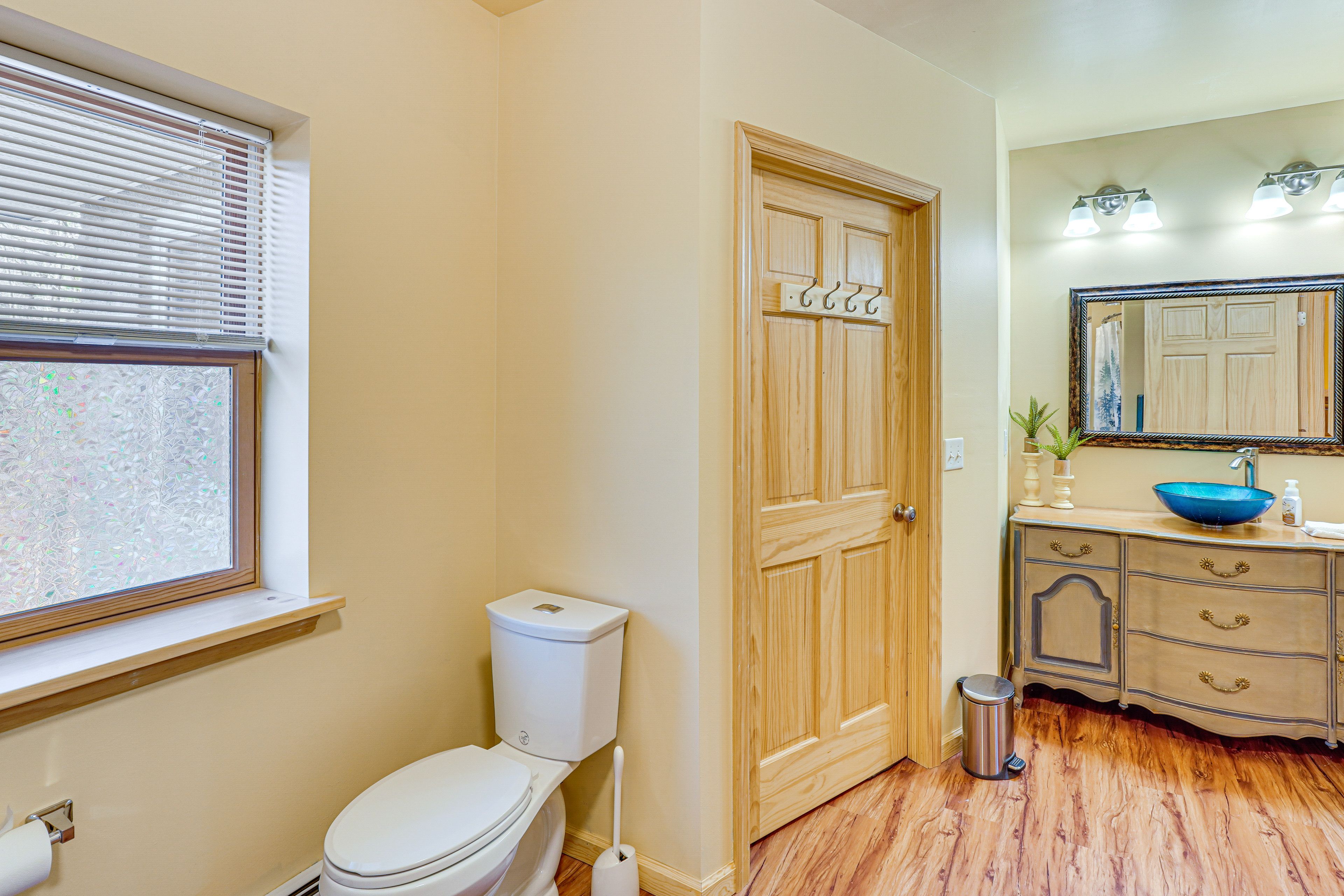 Full Bathroom | Towels Provided