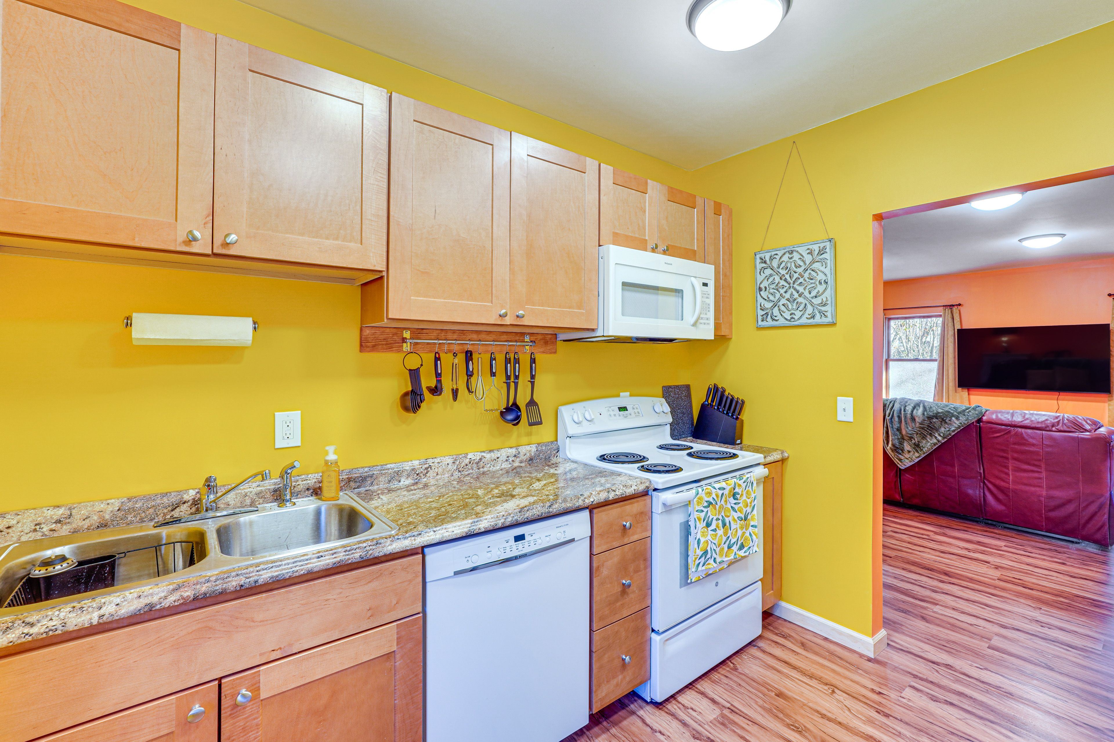 Kitchen | Keurig Coffee Maker | Dishware & Flatware