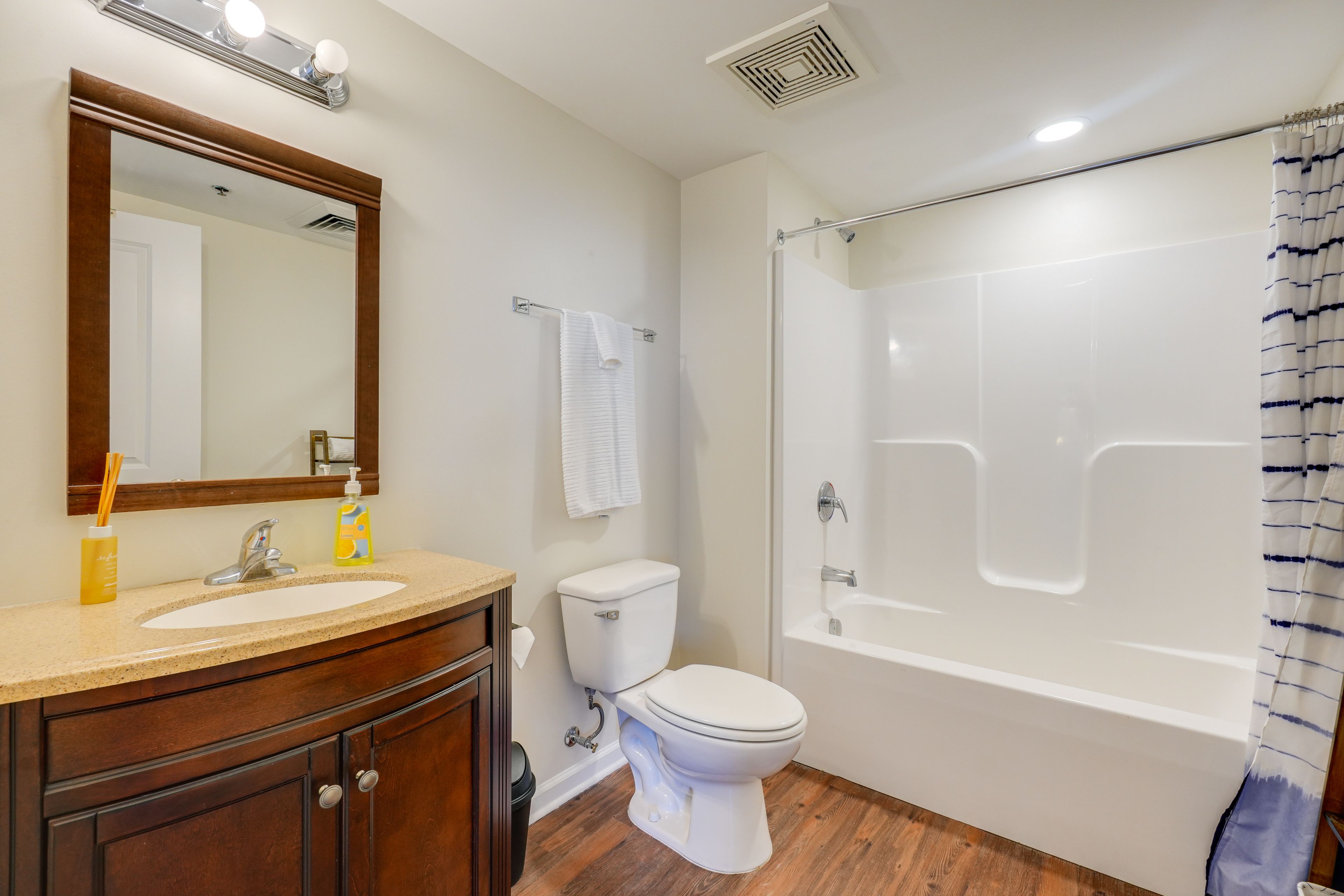 Full Bathroom | Lower Level | Towels Provided