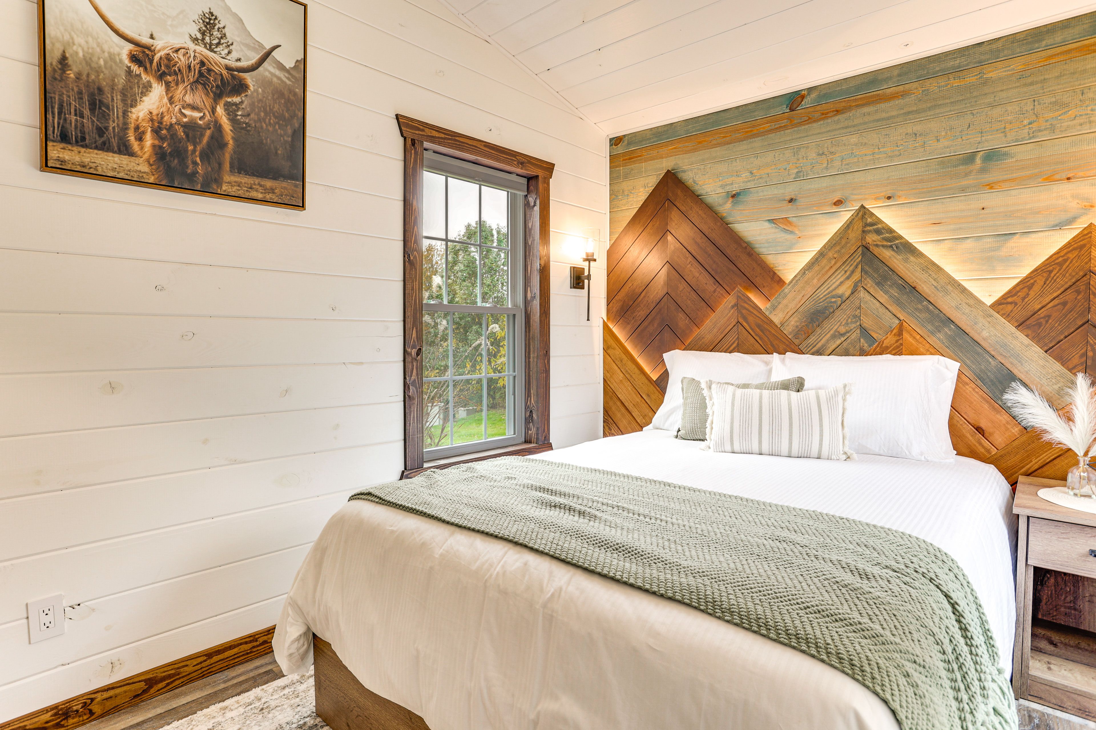 Bedroom | Queen Bed | 1st Floor