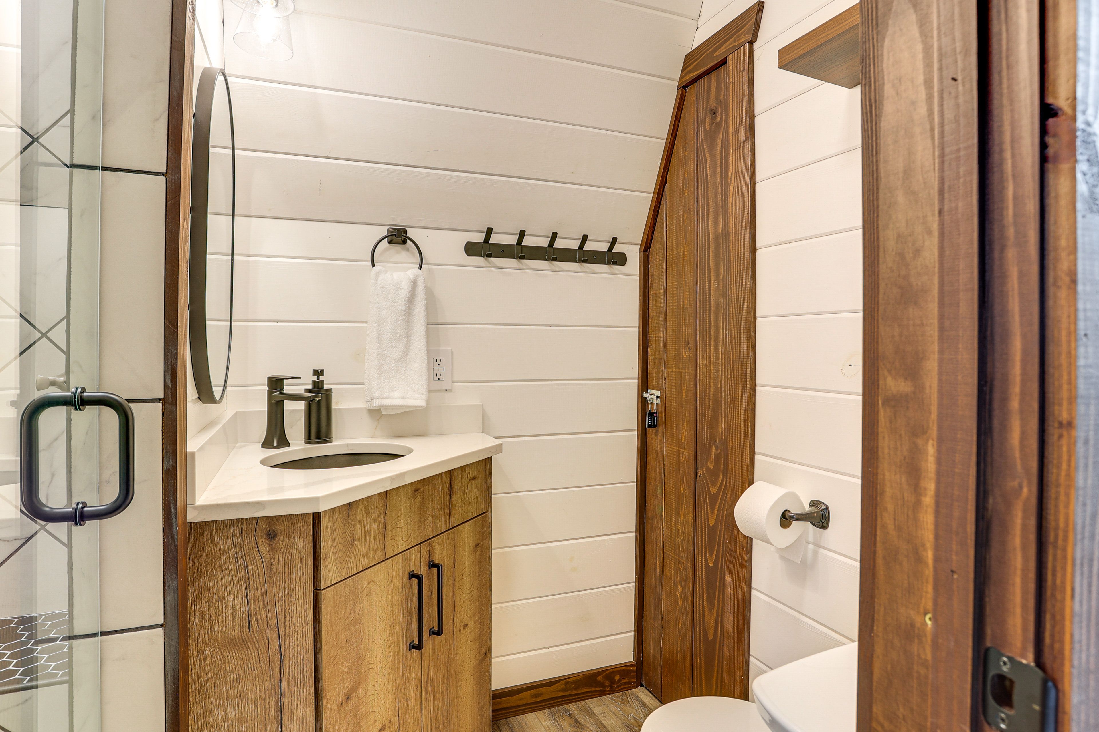 Full Bathroom | Shower | Towels Provided | 1st Floor