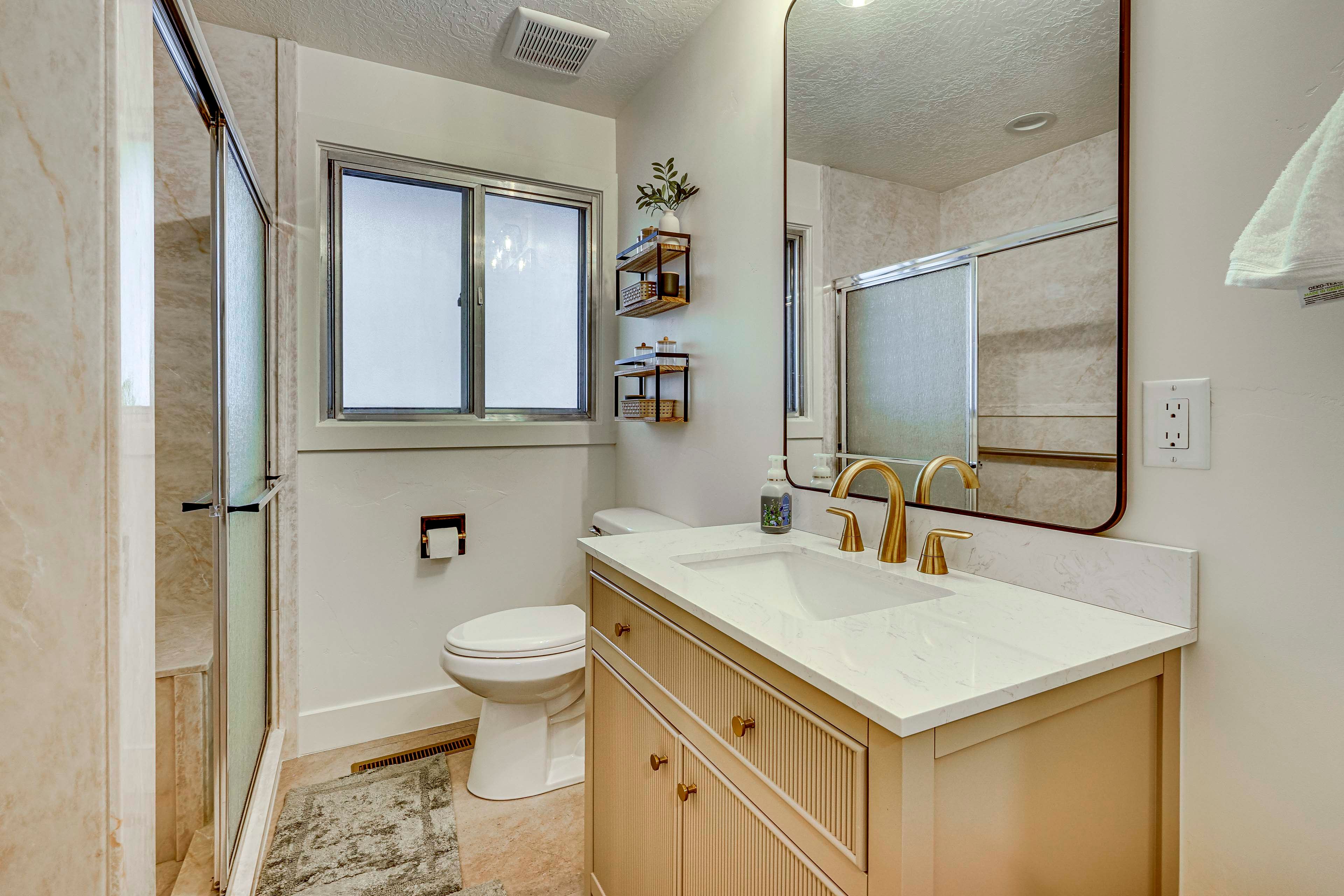 Full Bathroom | Towels Provided | Complimentary Toiletries