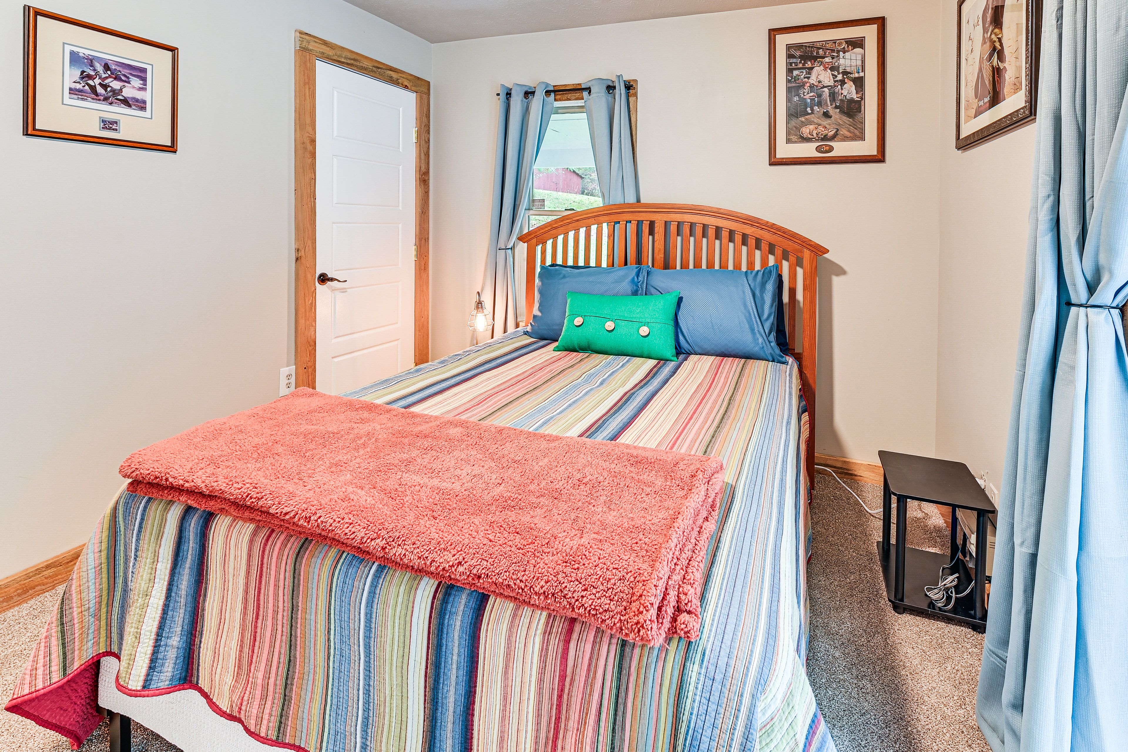 Bedroom 1 | Queen Bed | Deck Access | 1st Floor