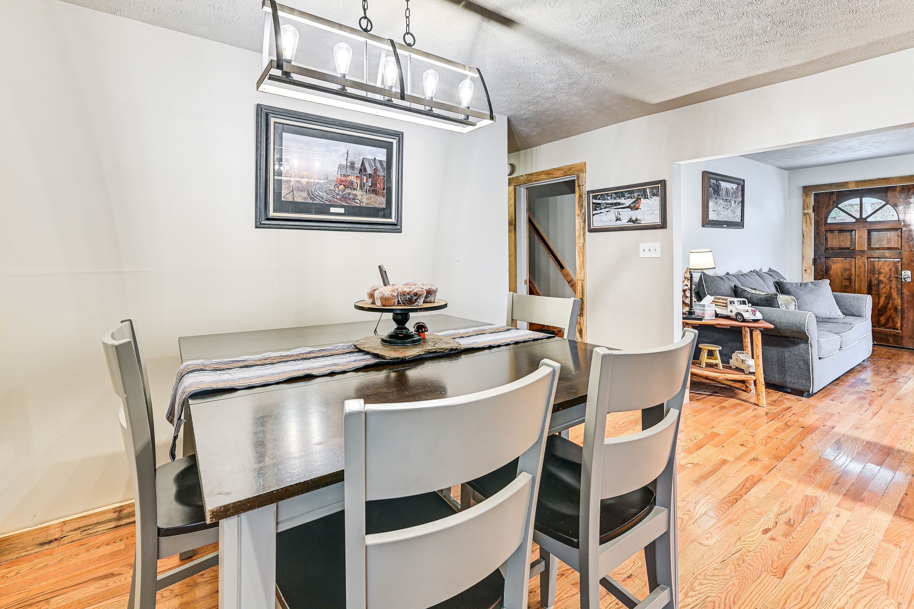 Dining Area | Dishware/Flatware Provided | 1st Floor