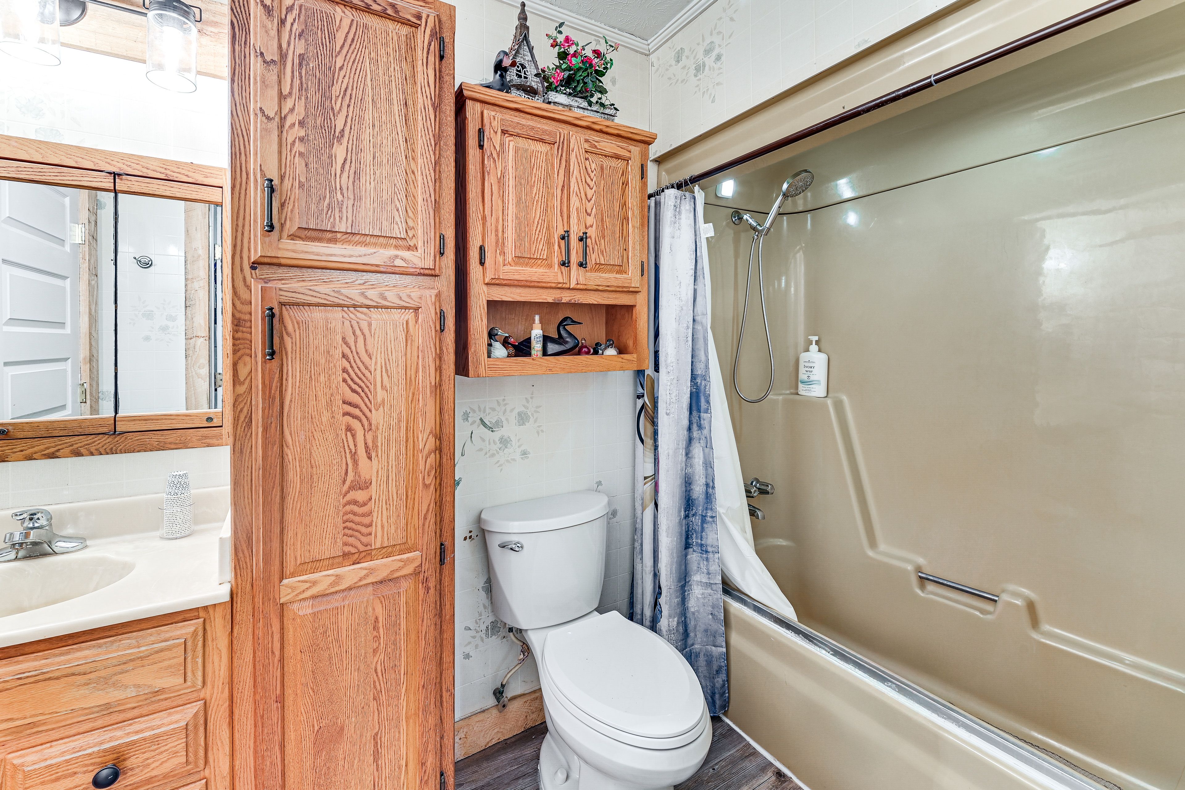 Full Bathroom | Towels Provided | 1st Floor