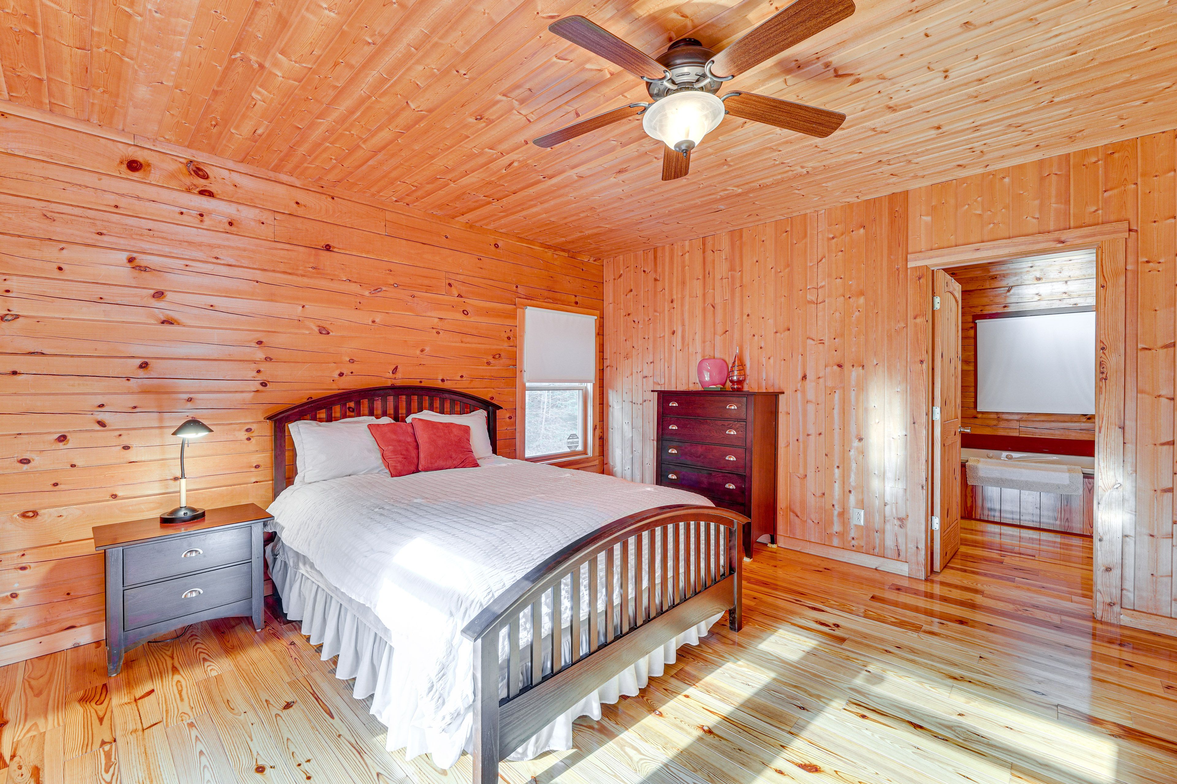 Bedroom 1 | King Bed | Linens Provided | En-Suite Bathroom