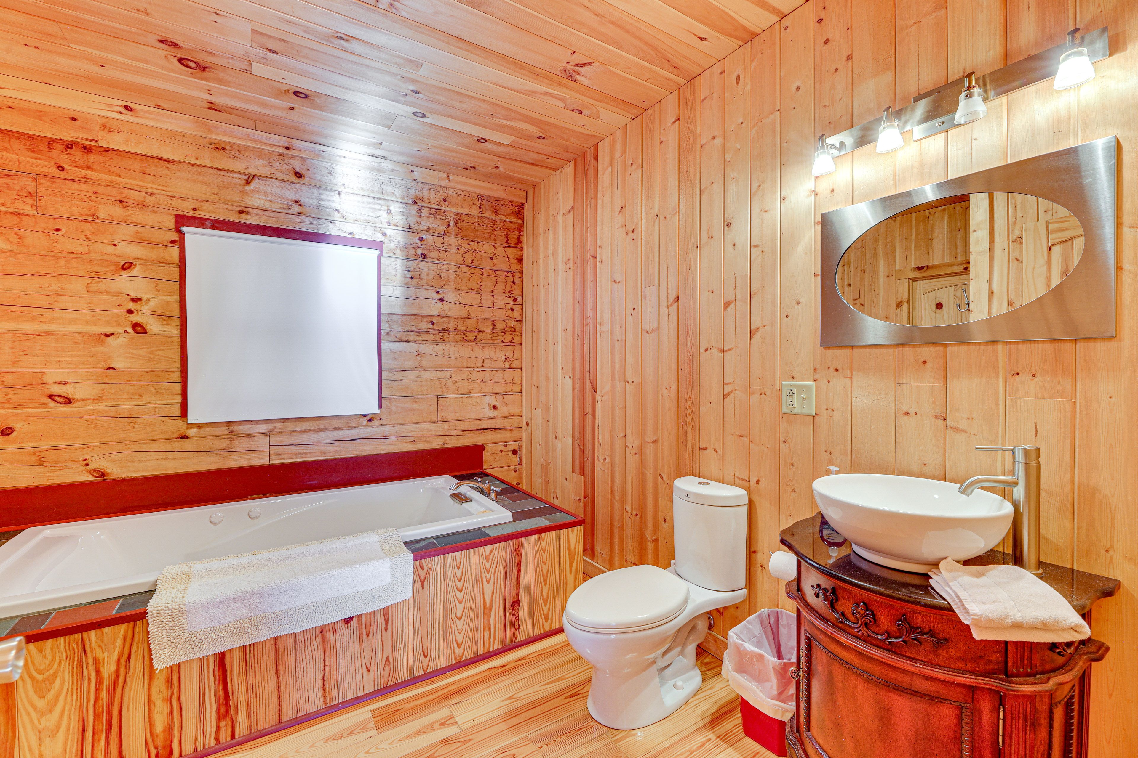 Full Bathroom | Towels Provided
