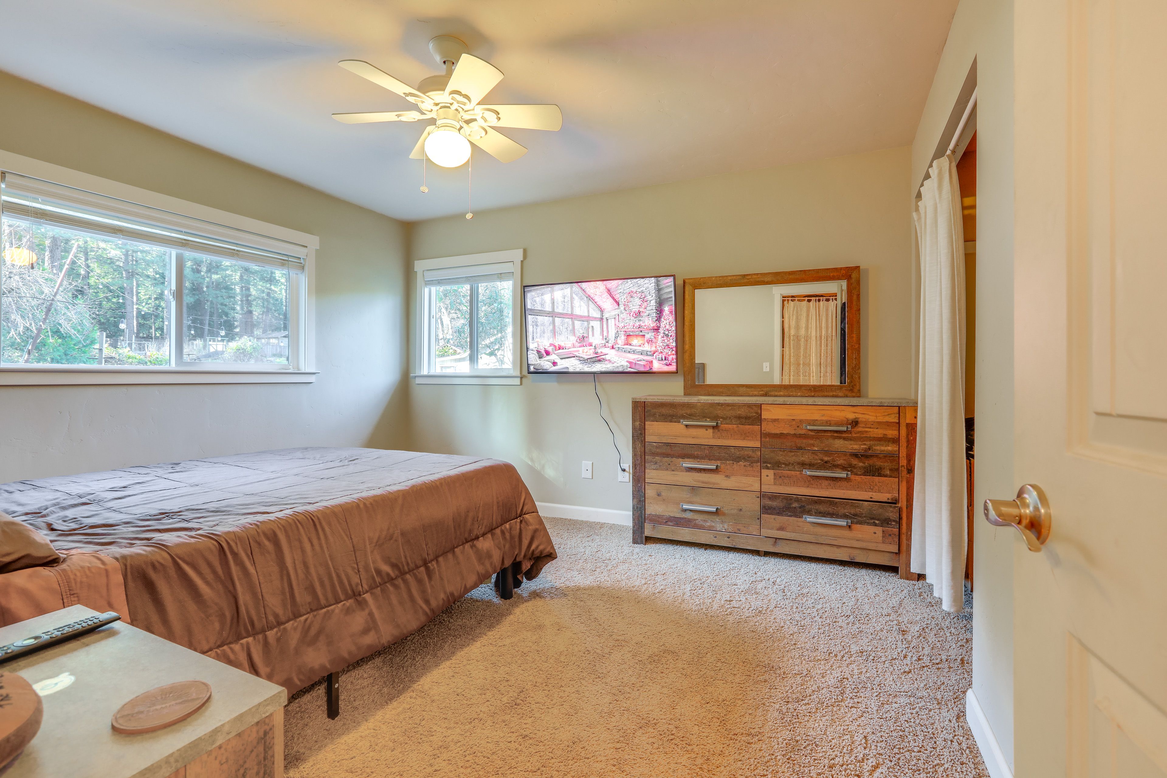 Bedroom 1 | Queen Bed