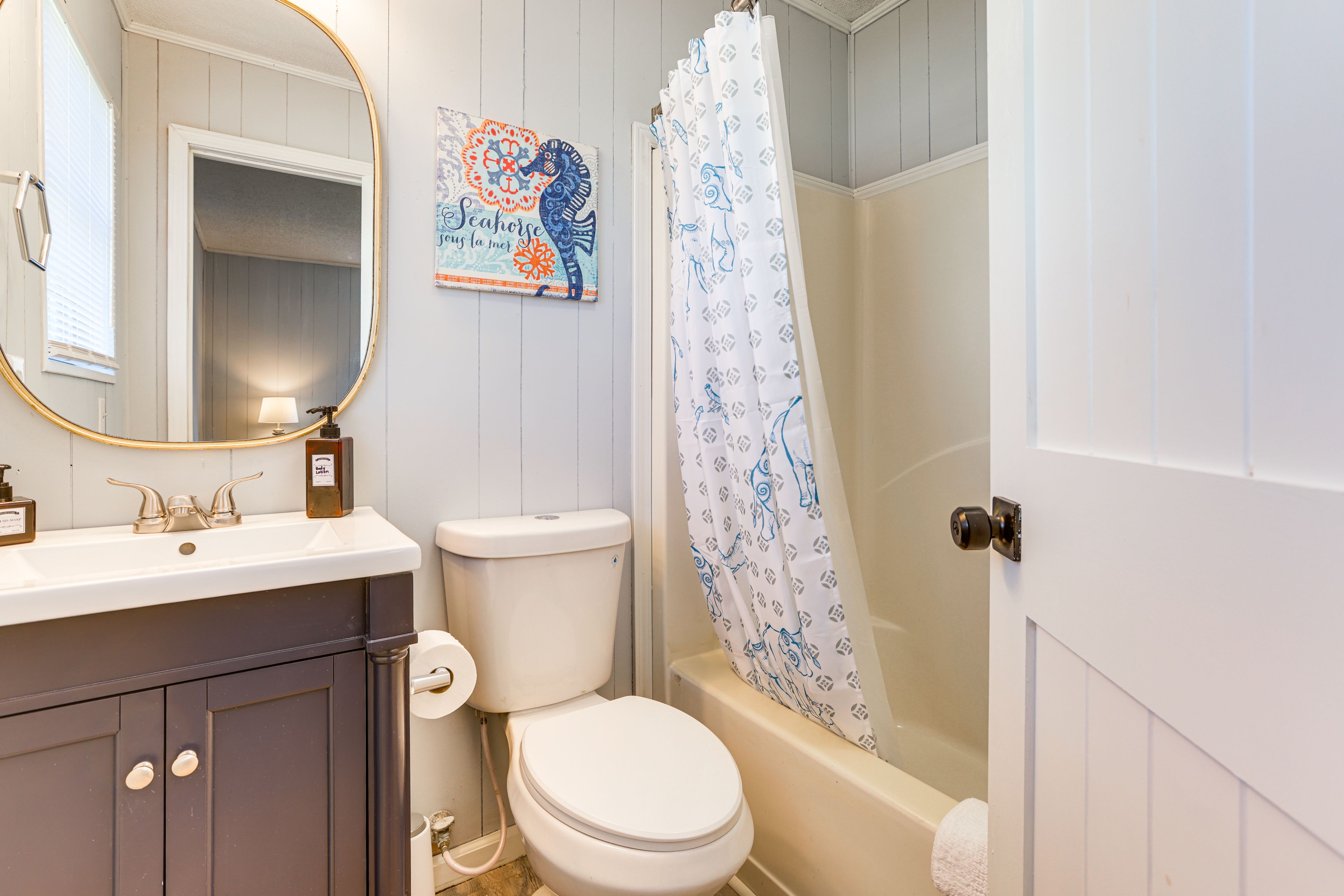 Full Bathroom | Towels Provided
