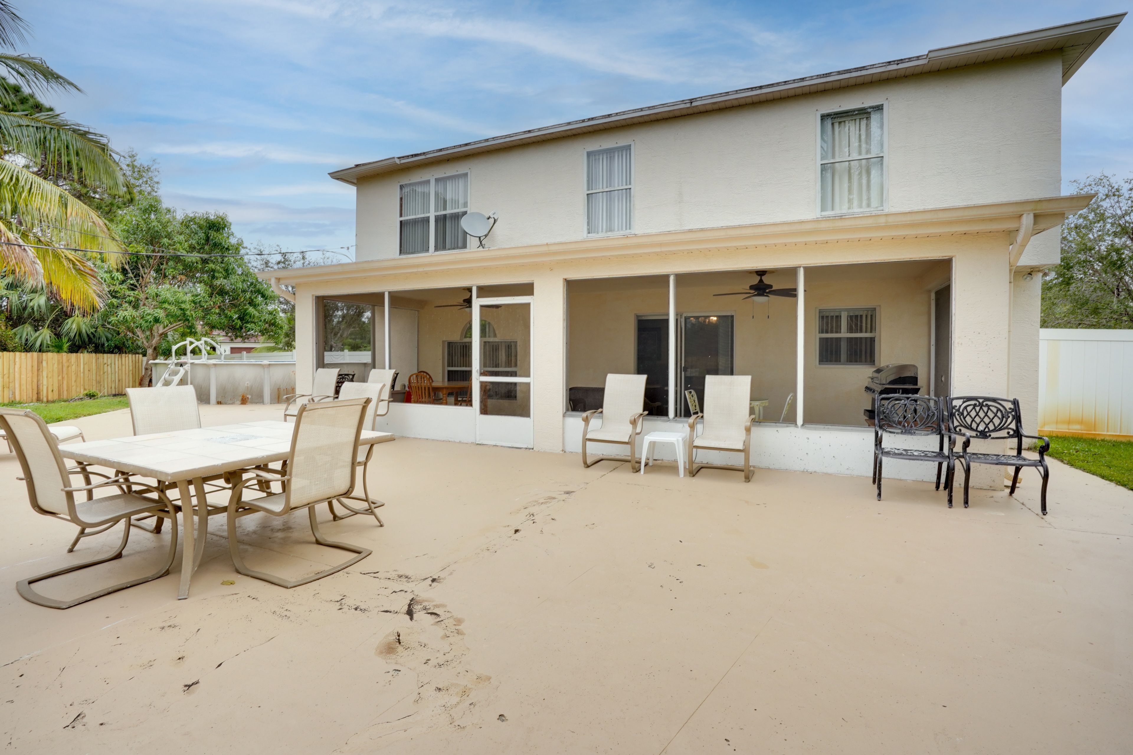 Patio | Outdoor Dining Table | Private Pool