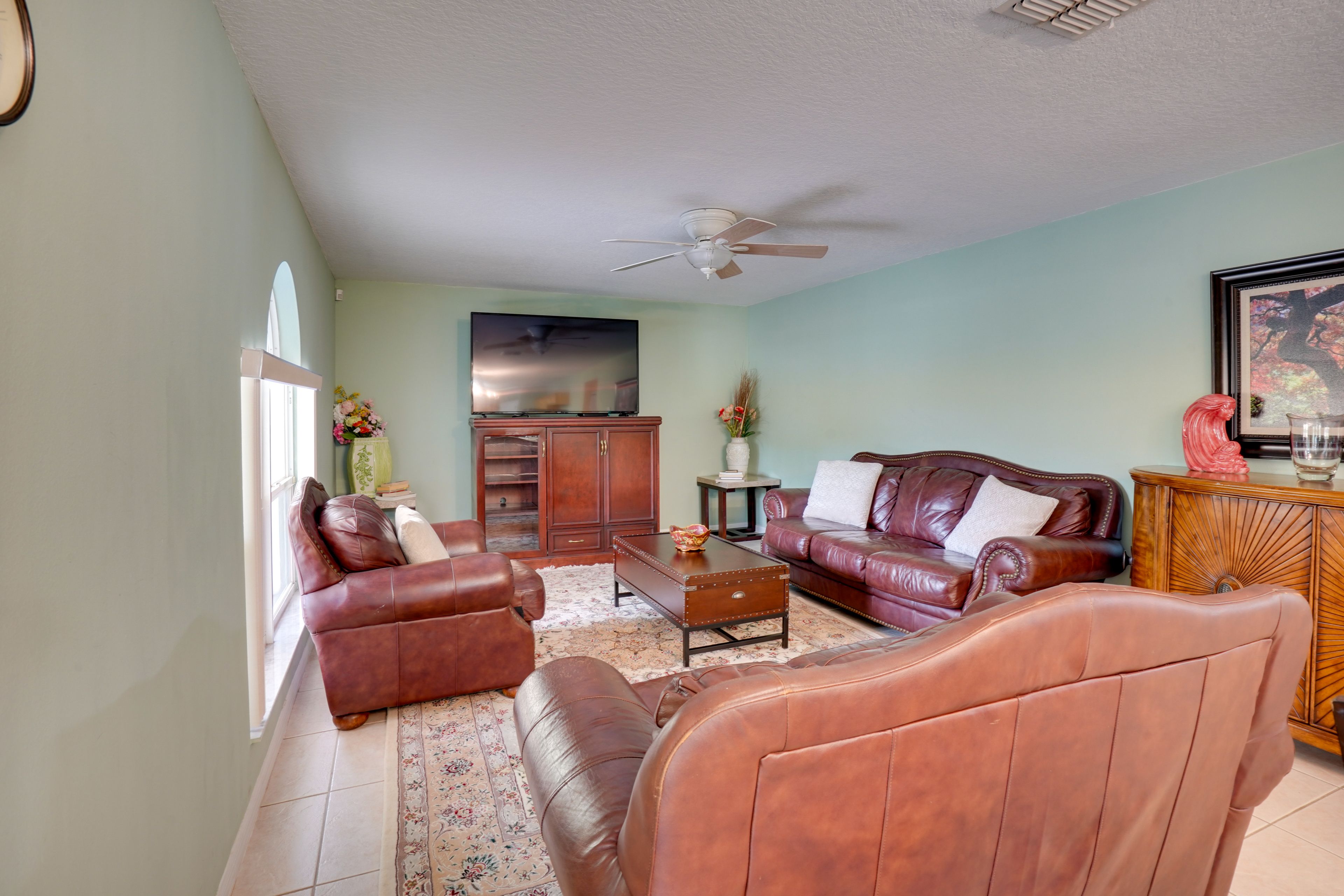 Living Room | 1st Floor | Smart TV