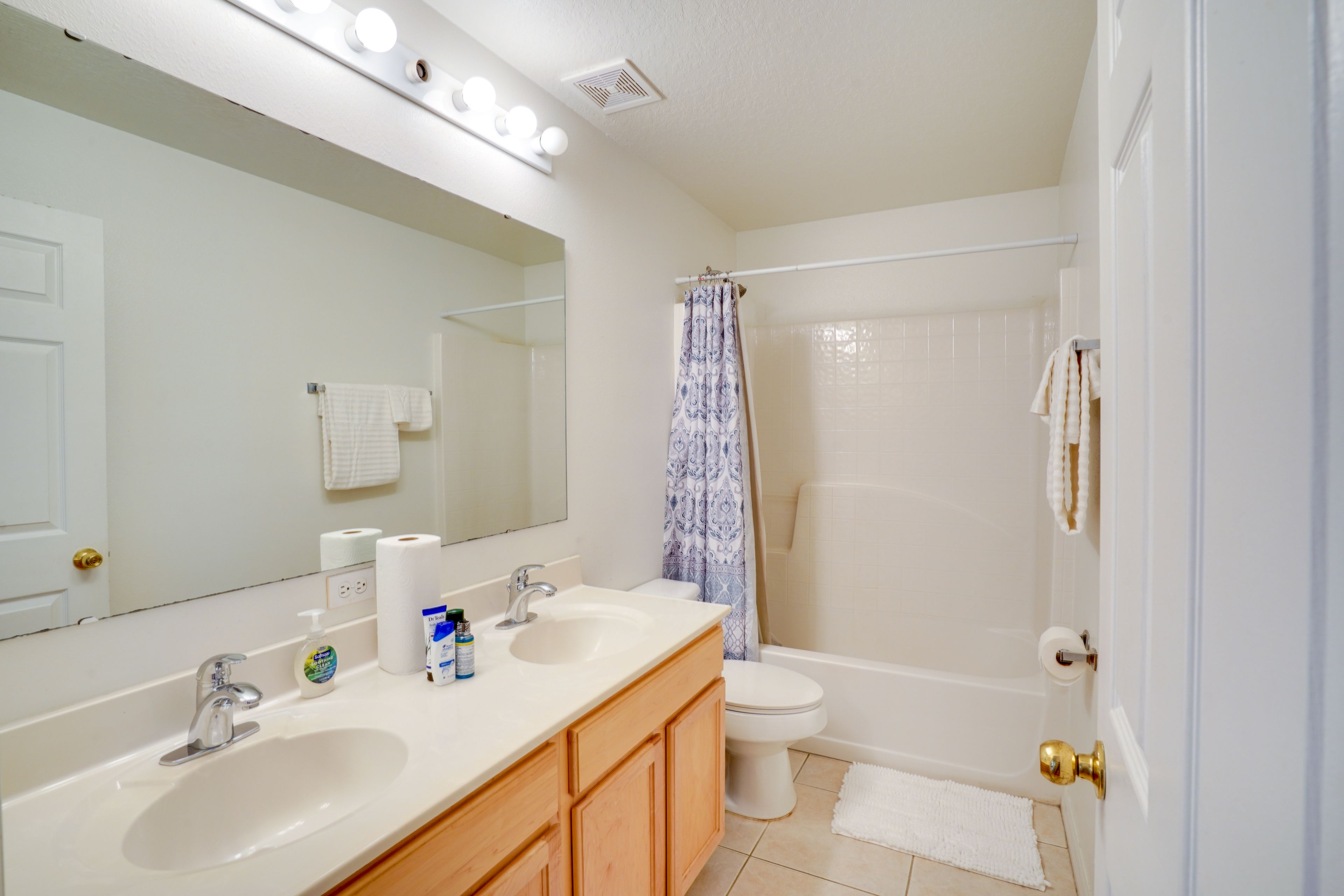 Full Bathroom | 2nd Floor