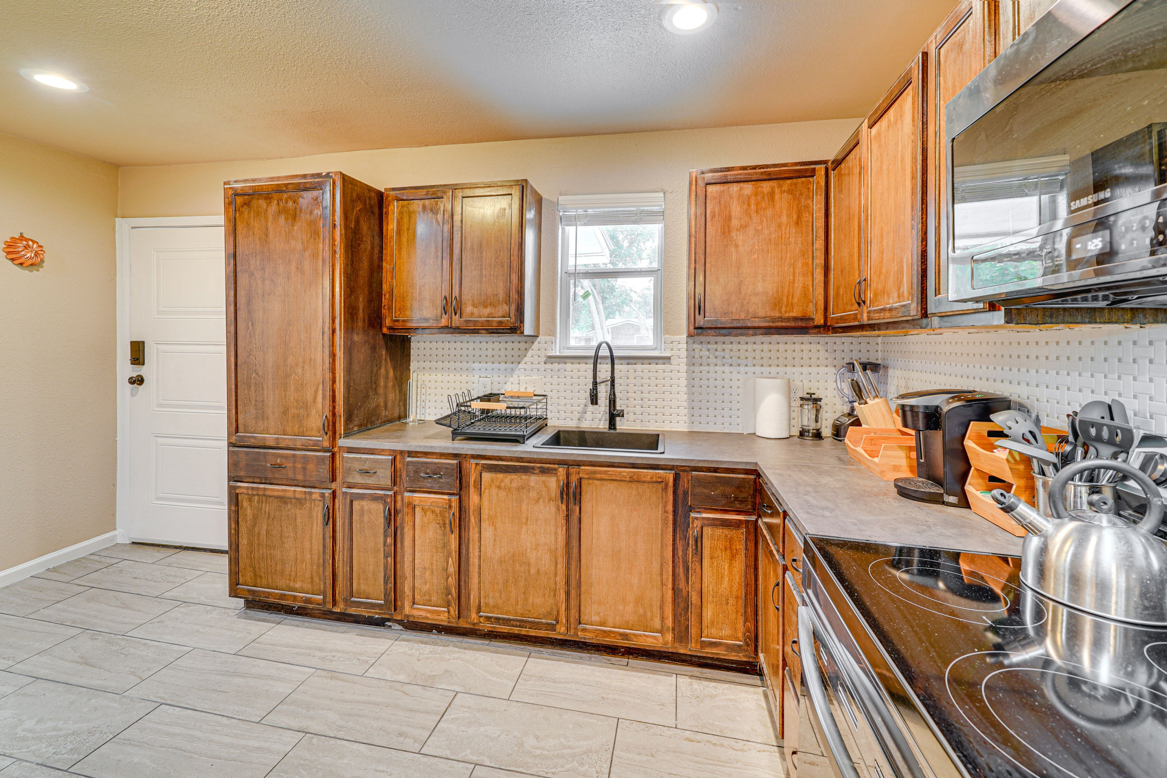 Kitchen | Keurig Coffee Maker | Blender | Toaster | Cooking Basics