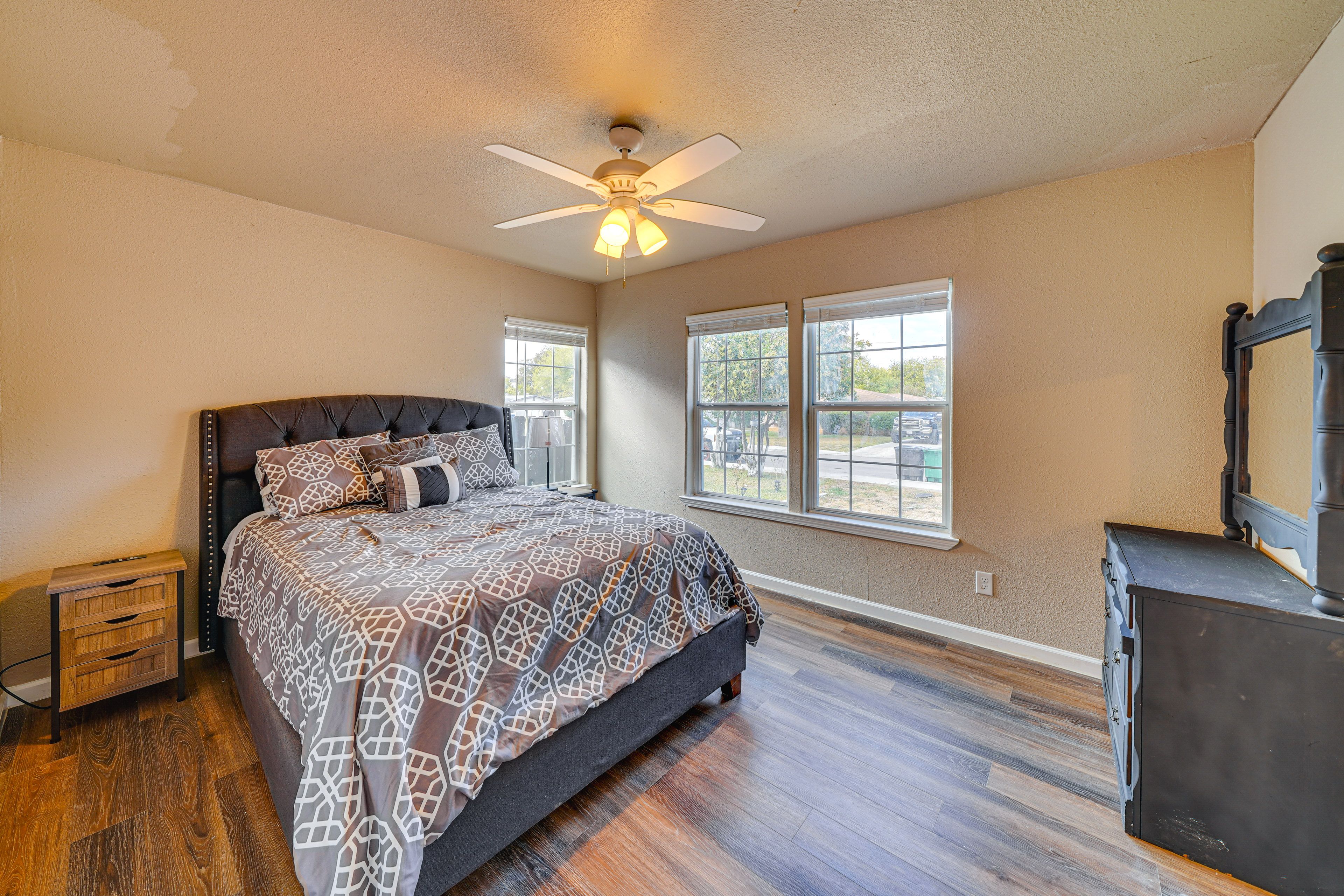 Bedroom 2 | Queen Bed | Smart TV