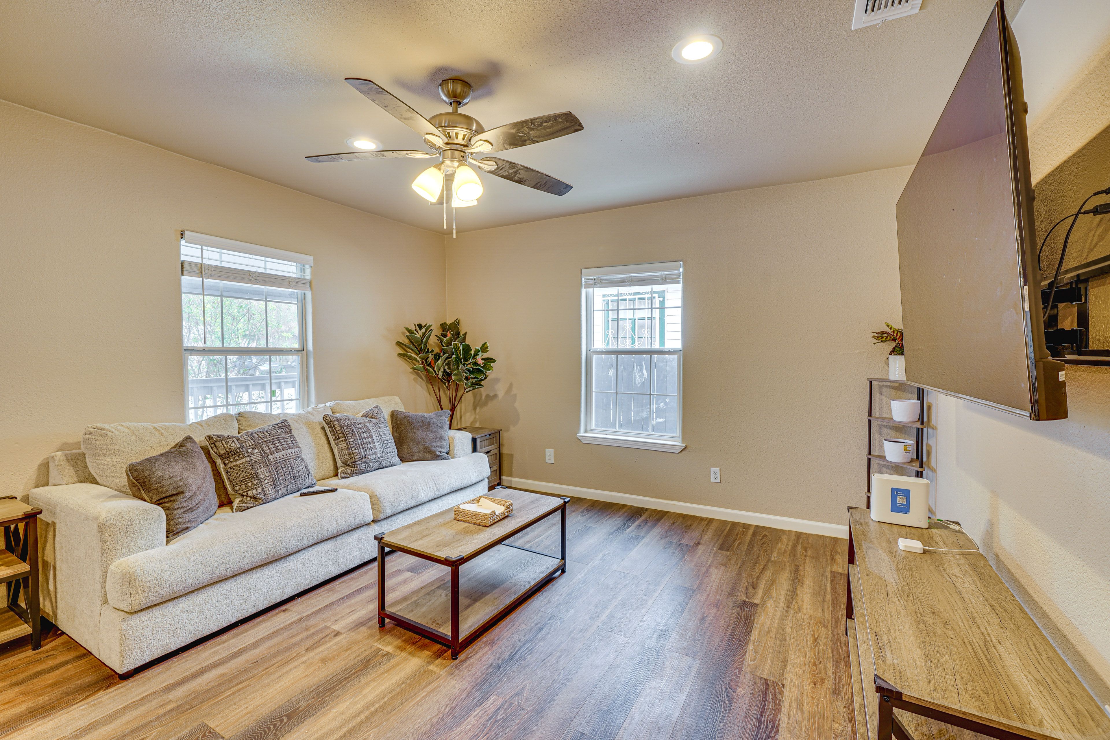 Living Room | Queen Sleeper Sofa | Smart TV | Free WiFi