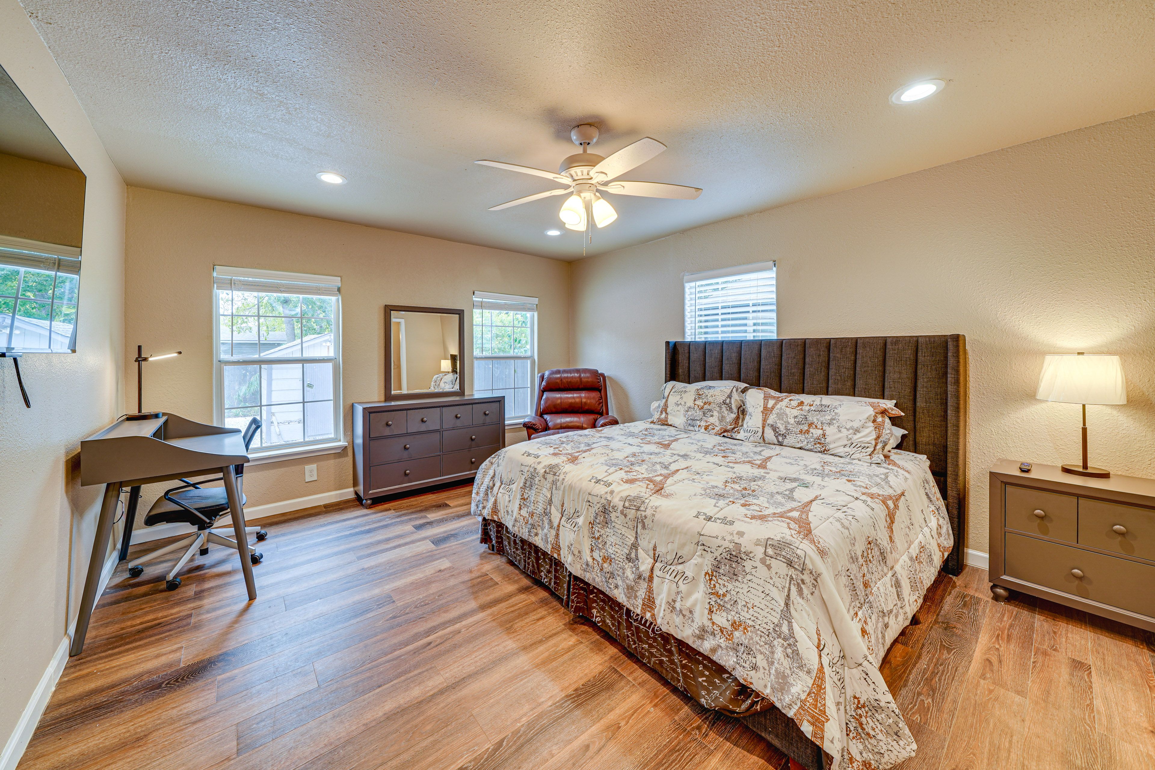 Bedroom 1 | King Bed | Smart TV | Office Desk | Linens Provided