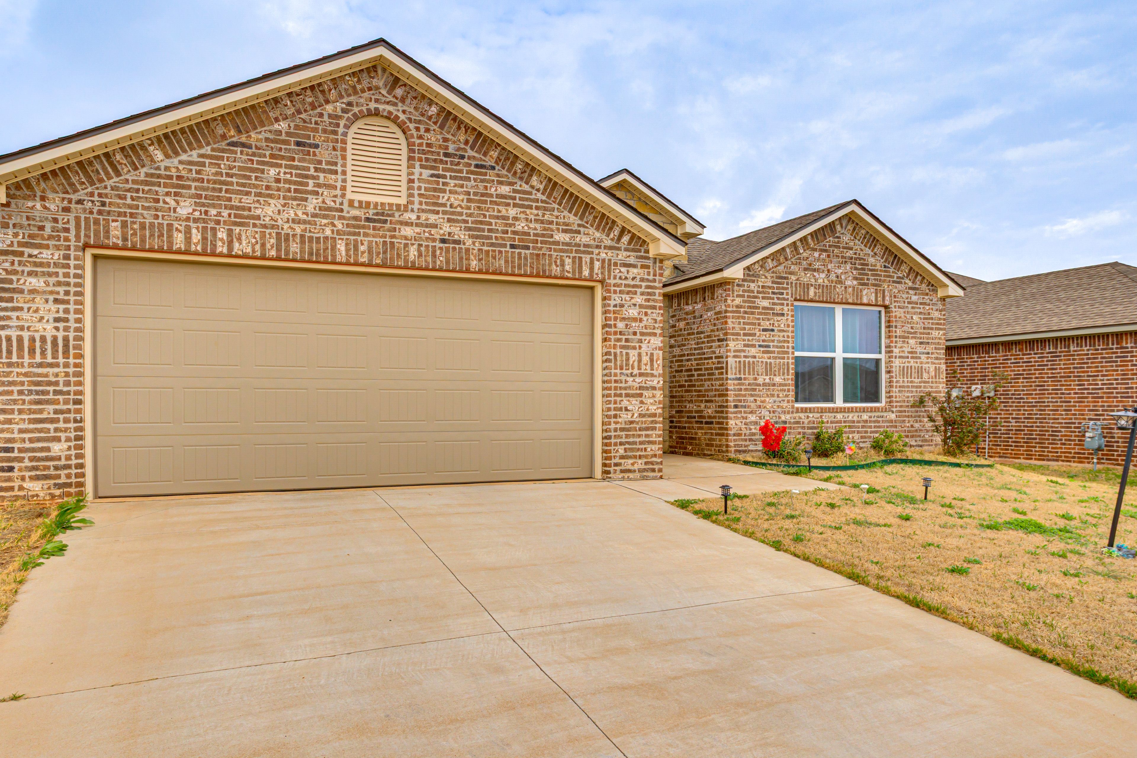 Exterior | Parking | Garage (2 Vehicles) | Driveway (2 Vehicles) | Free Street