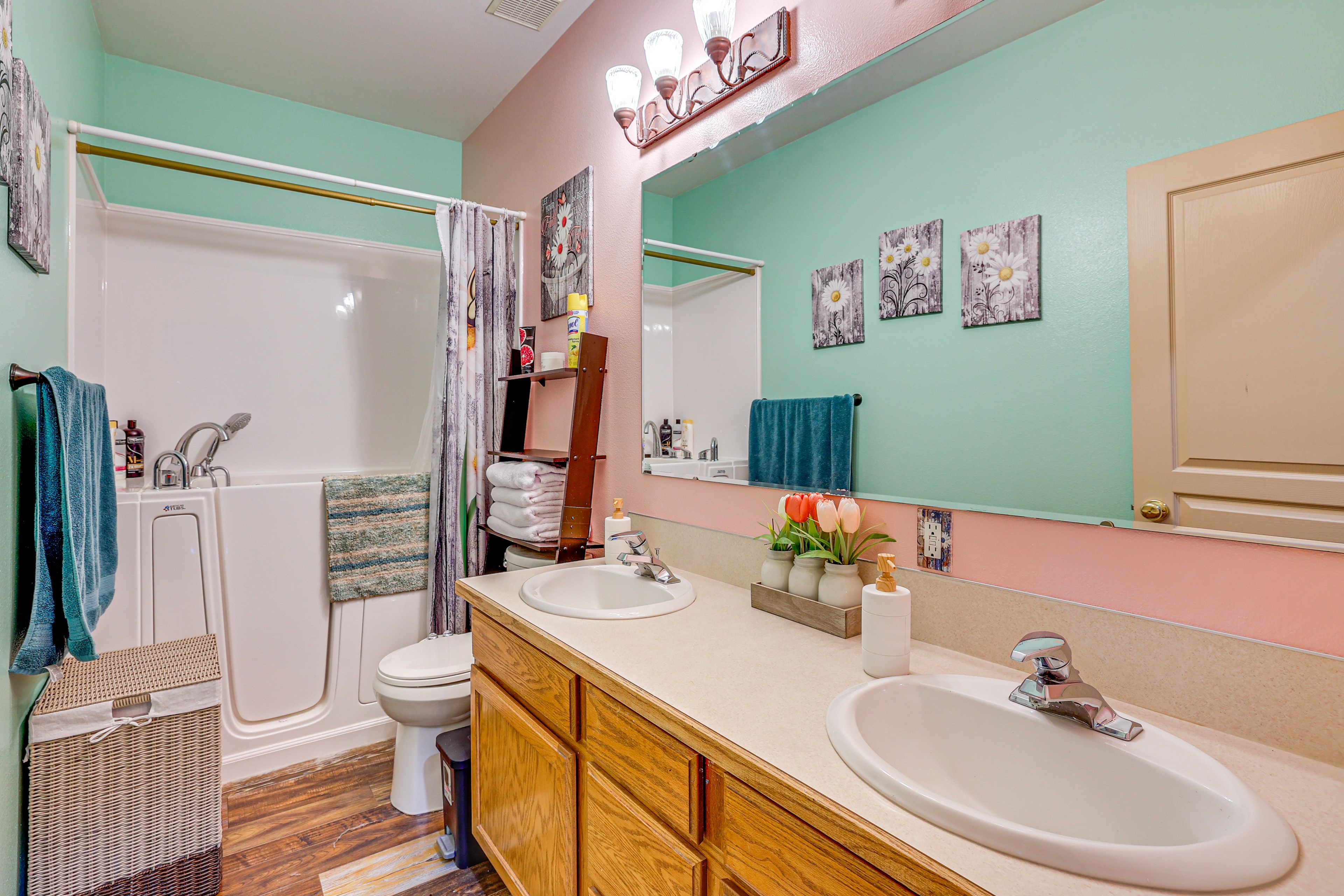 Full Bathroom | Towels Provided