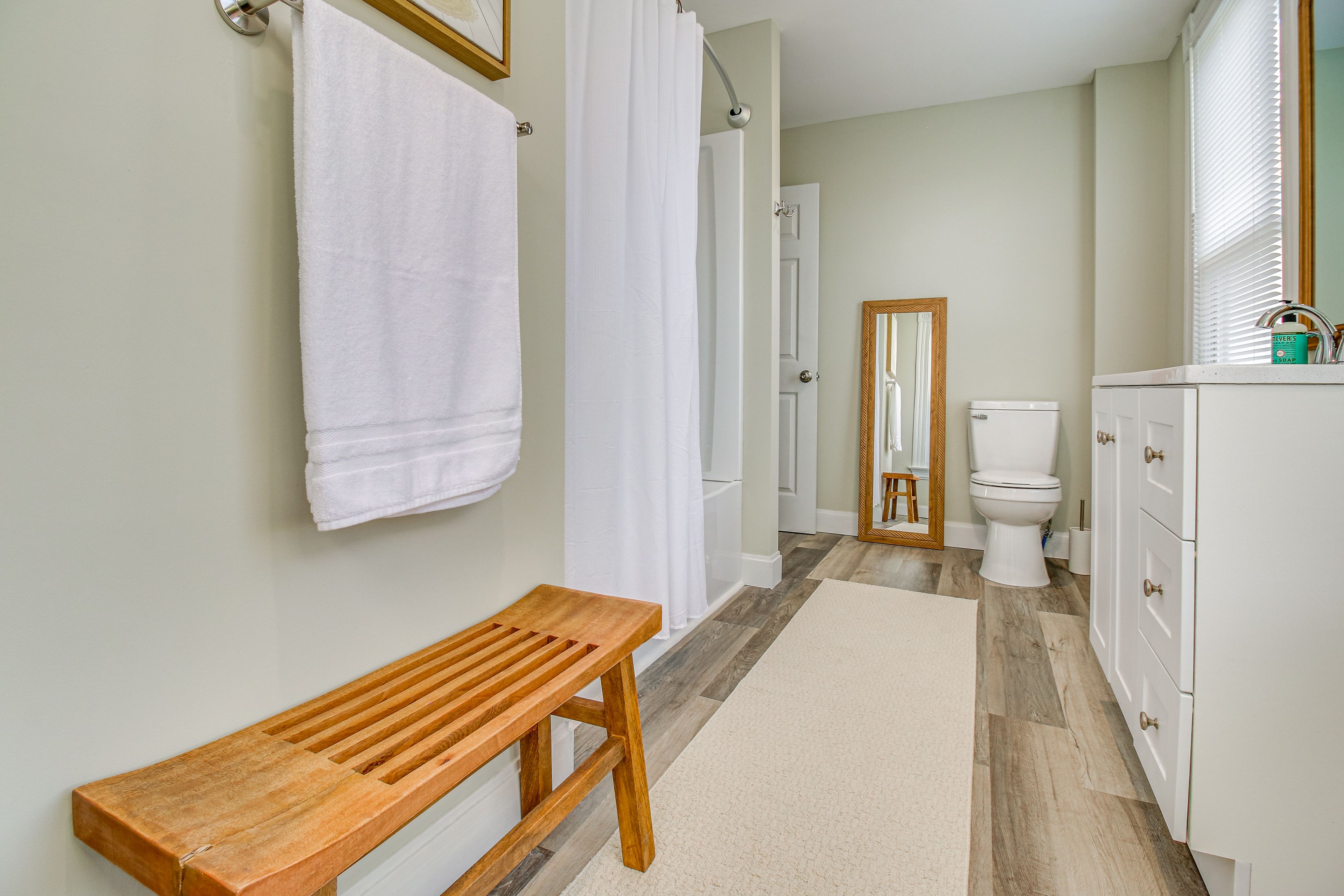 Full Bathroom | 2nd Floor | Towels Provided