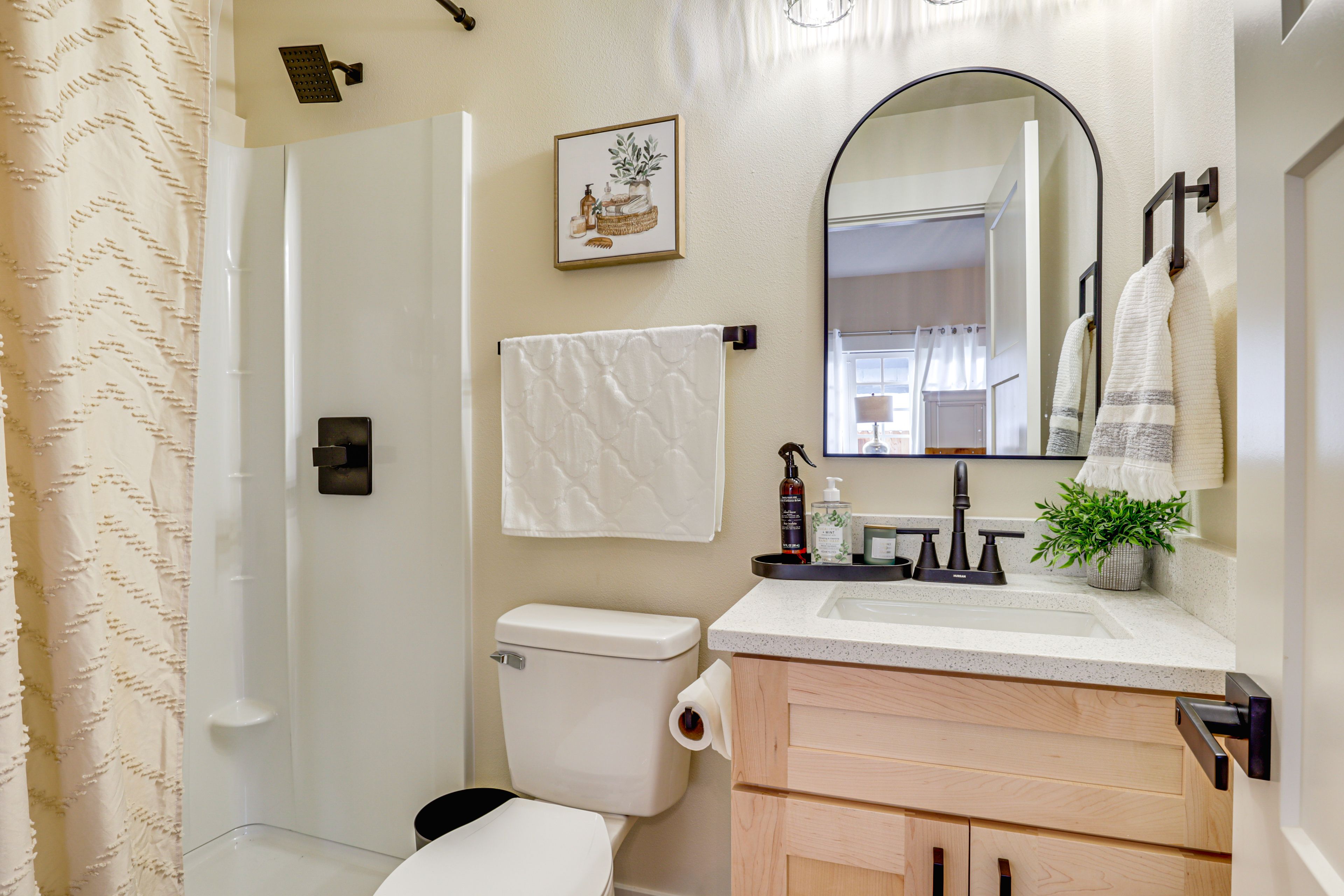 Full Bathroom | 1st Floor | Towels Provided